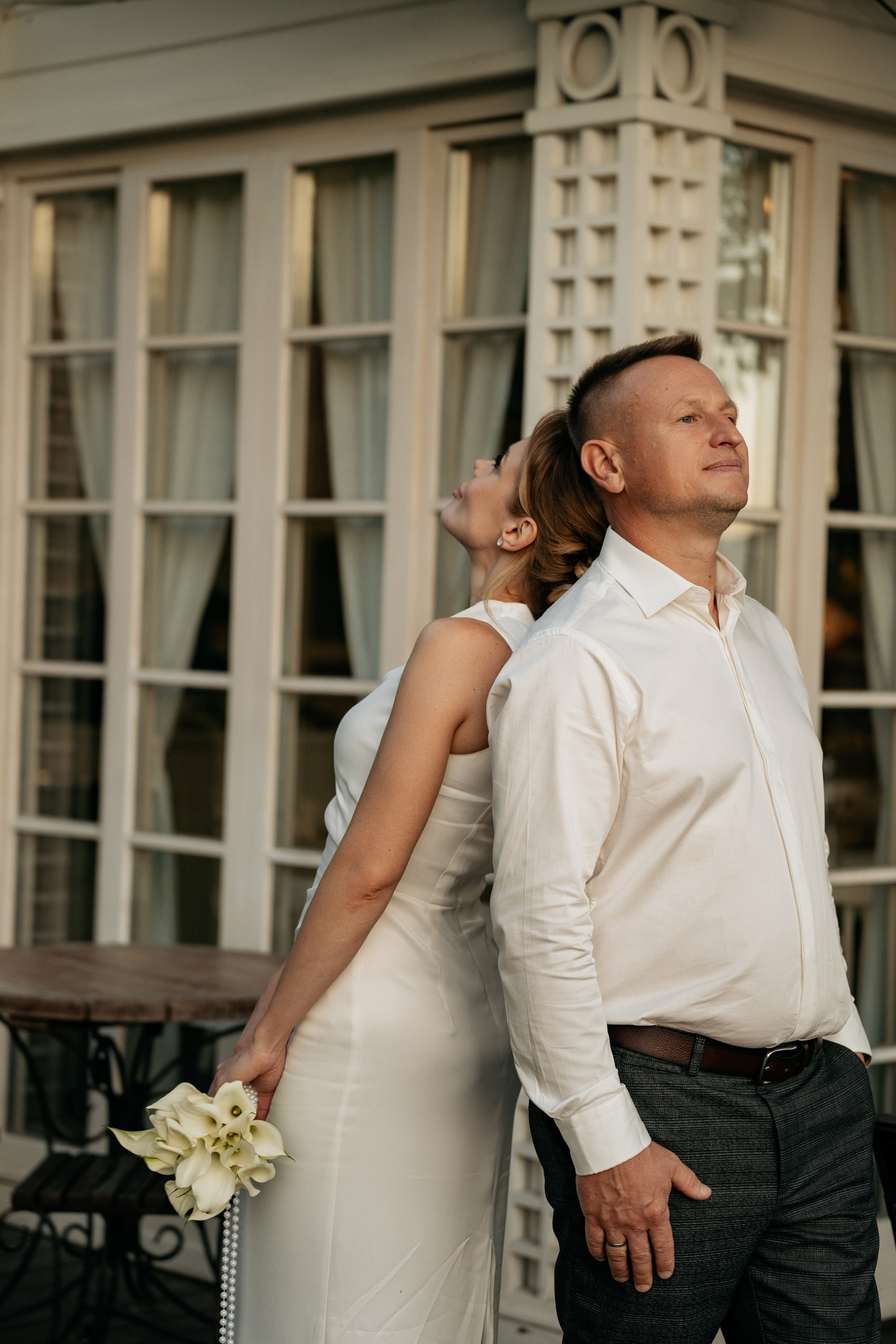 Свадебный фотограф Абрау-Дюрсо запечатлел нежные объятия пары. Озеро Абрау-Дюрсо добавляет шарма. Свадебный фотограф Новороссийск.