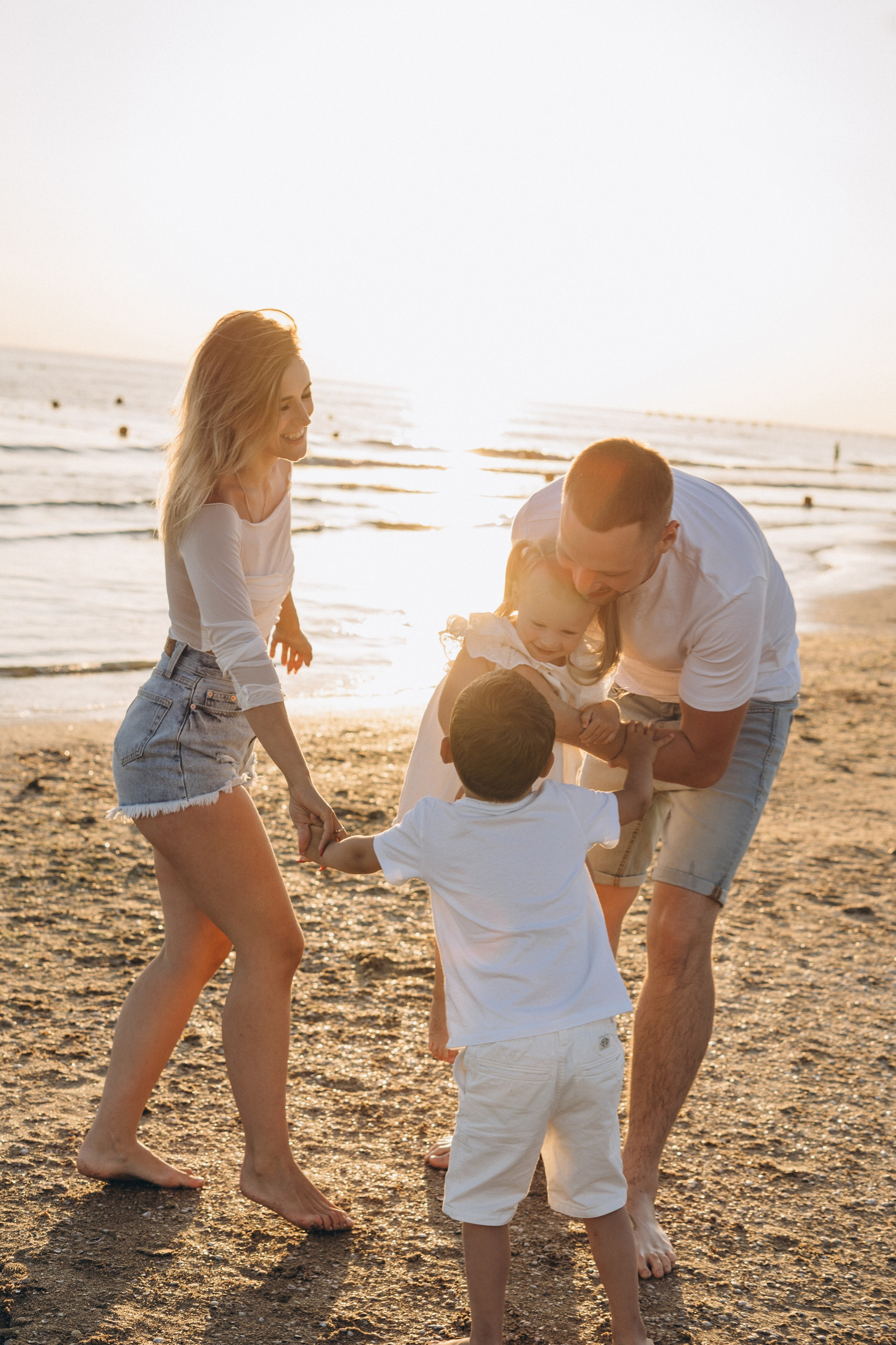 Фотограф в Анапе запечатлел веселый хаос - дети обливают родителей водой из игрушечных ведерок