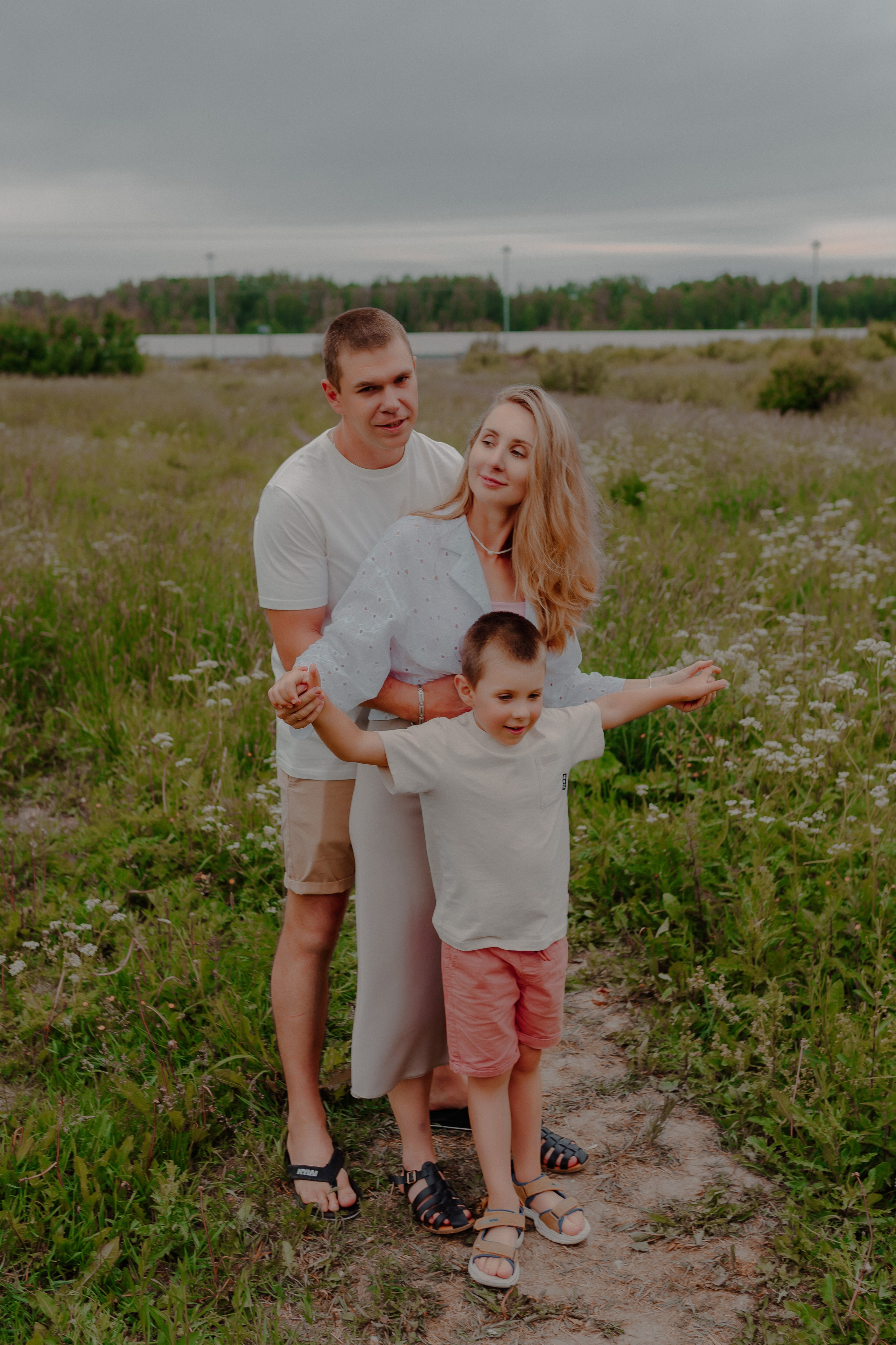 Семейная прогулка в родном Новоселье. Семейный и индивидуальный фотограф в Санкт-Петербурге Маргарита Щипкова