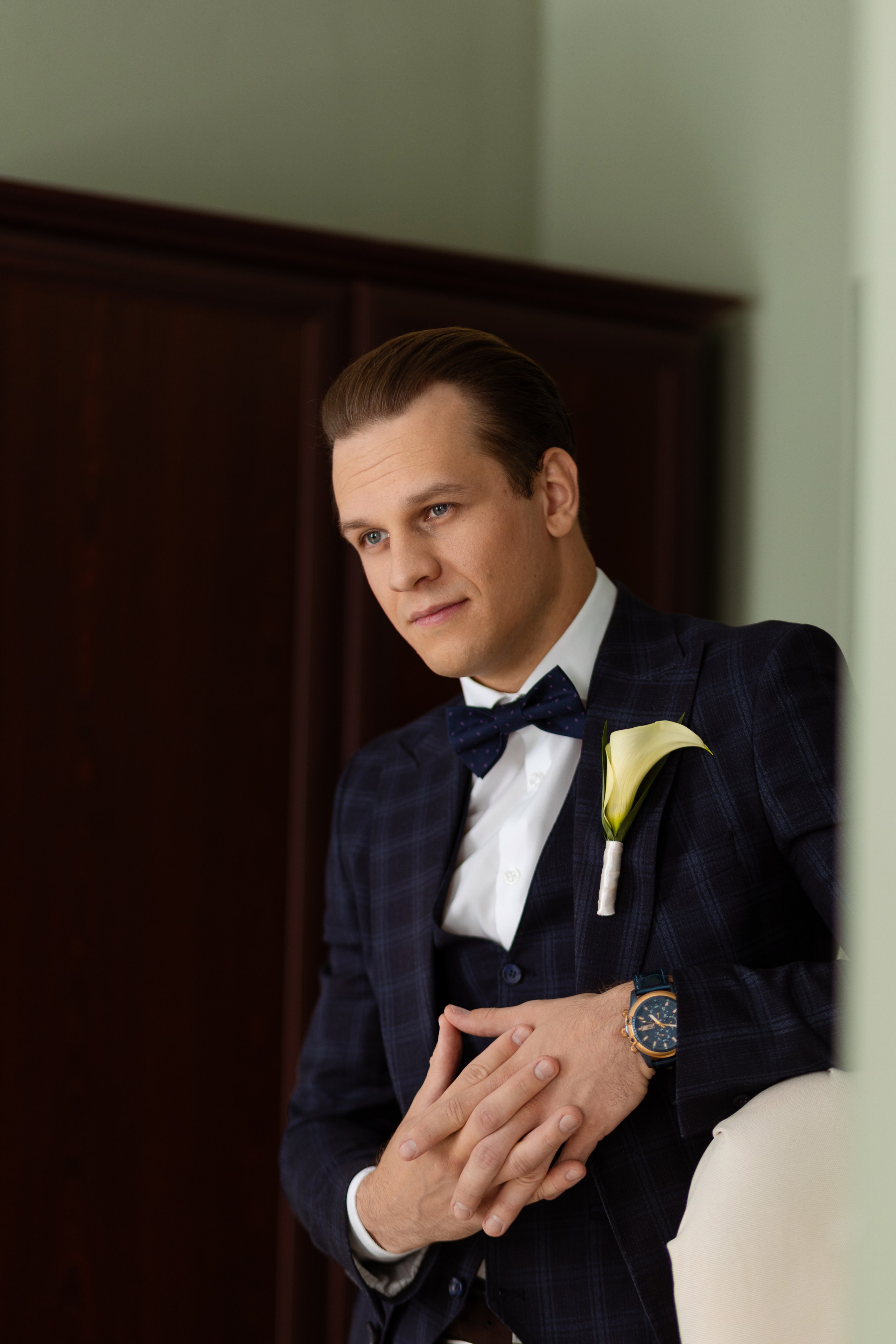 На портрете жених, одетый в красивый черный пиджак, белую рубашку с черной бабочкой.