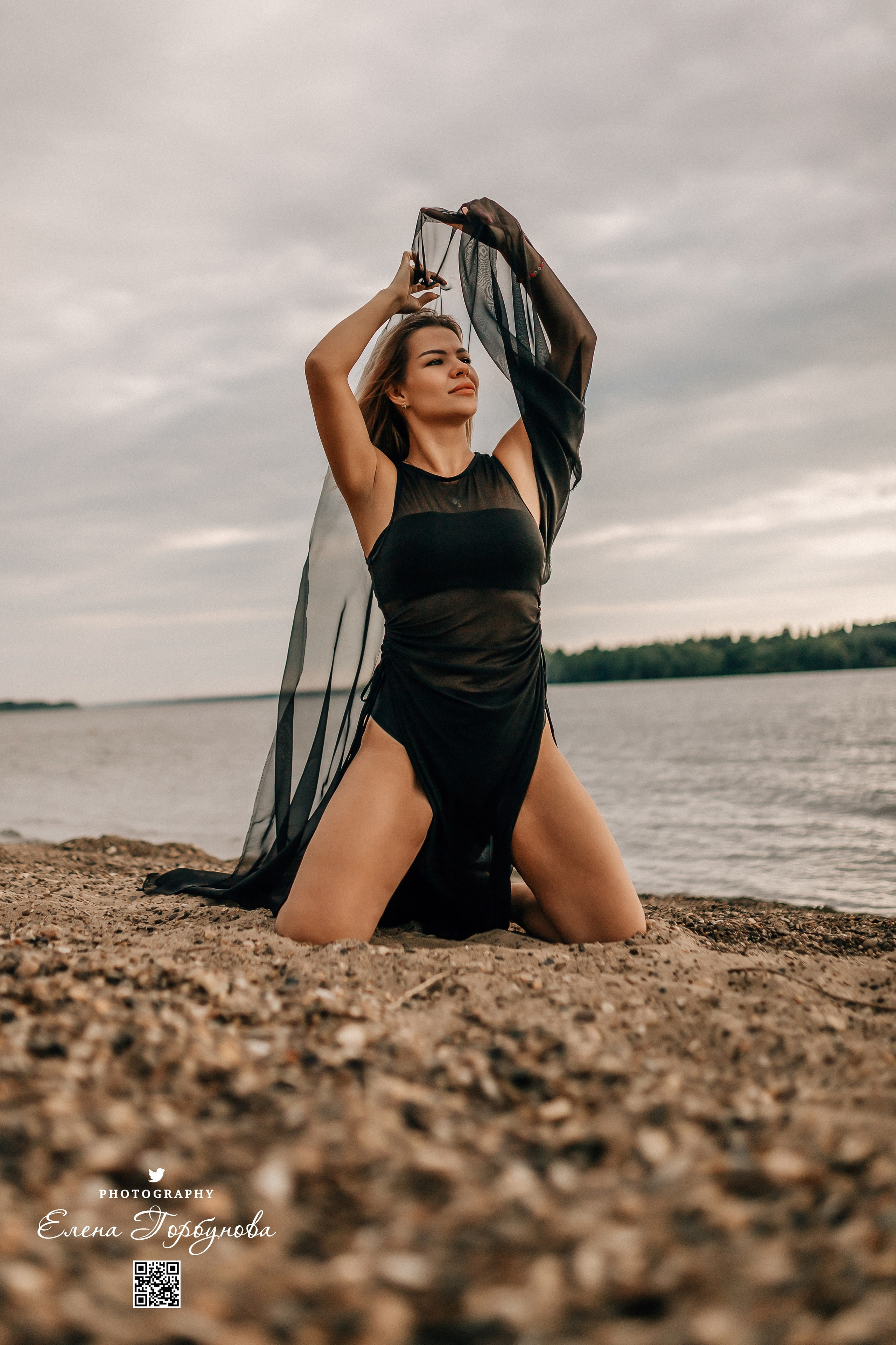 Черная серия с тканью. Набережная. Александра и Таисия. Июль 2025 г. Фотограф Пермь. Свадьбы. Семья и дети, школа, д. сад. Фотокниги