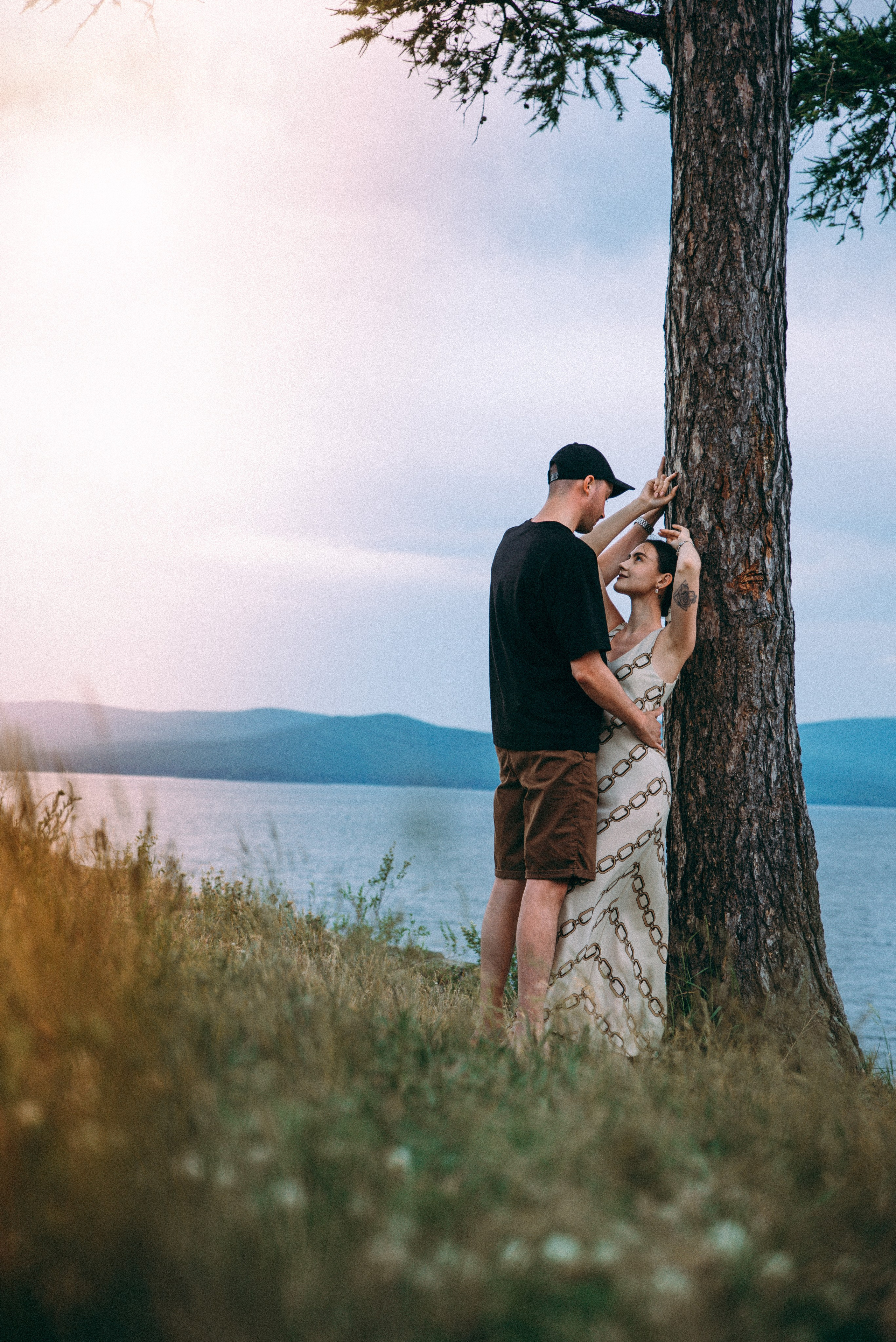 фото пары у дерева