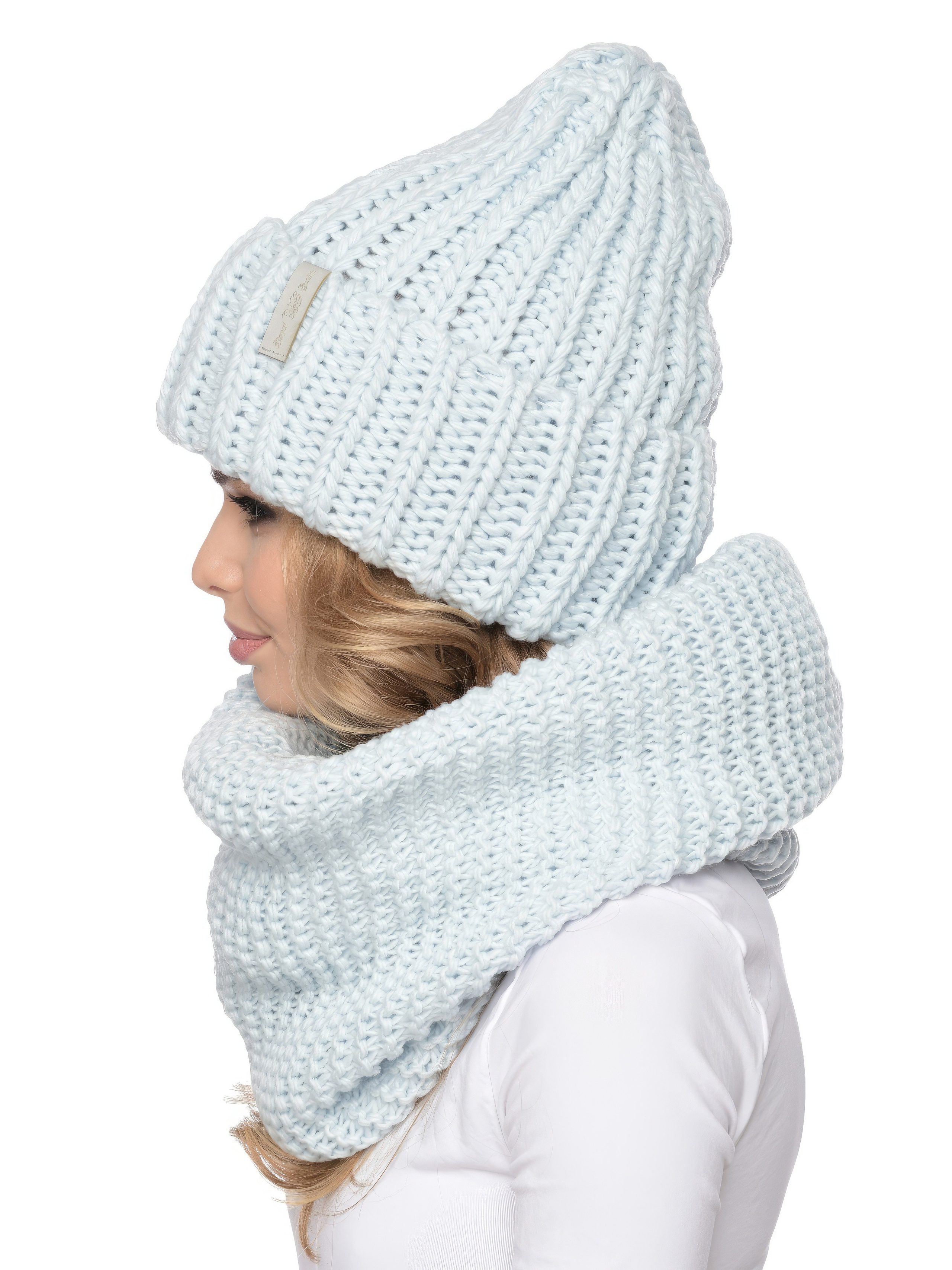 Съёмка шапки на модели