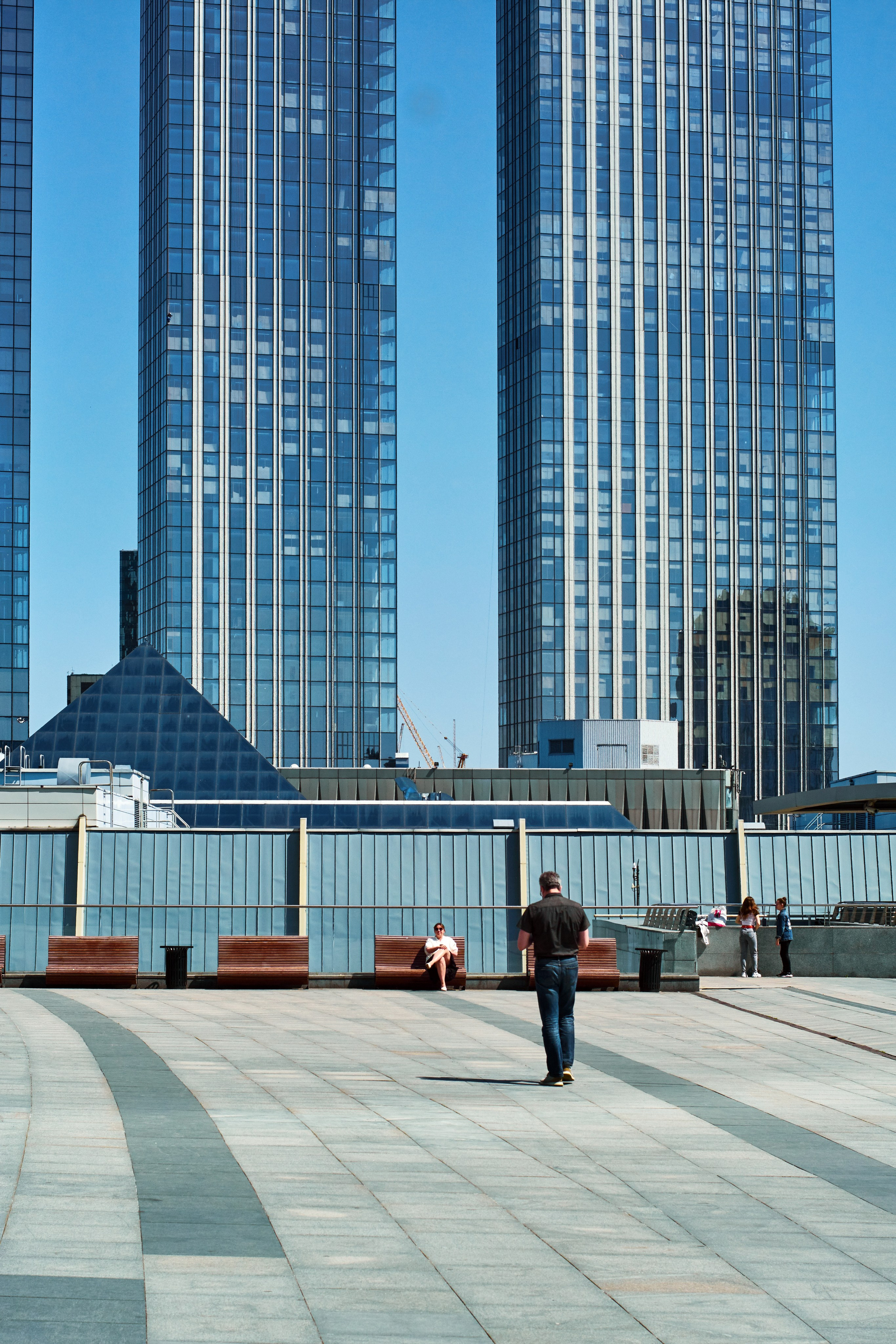 Человек в Москва-сити, ЖК Capital Towers