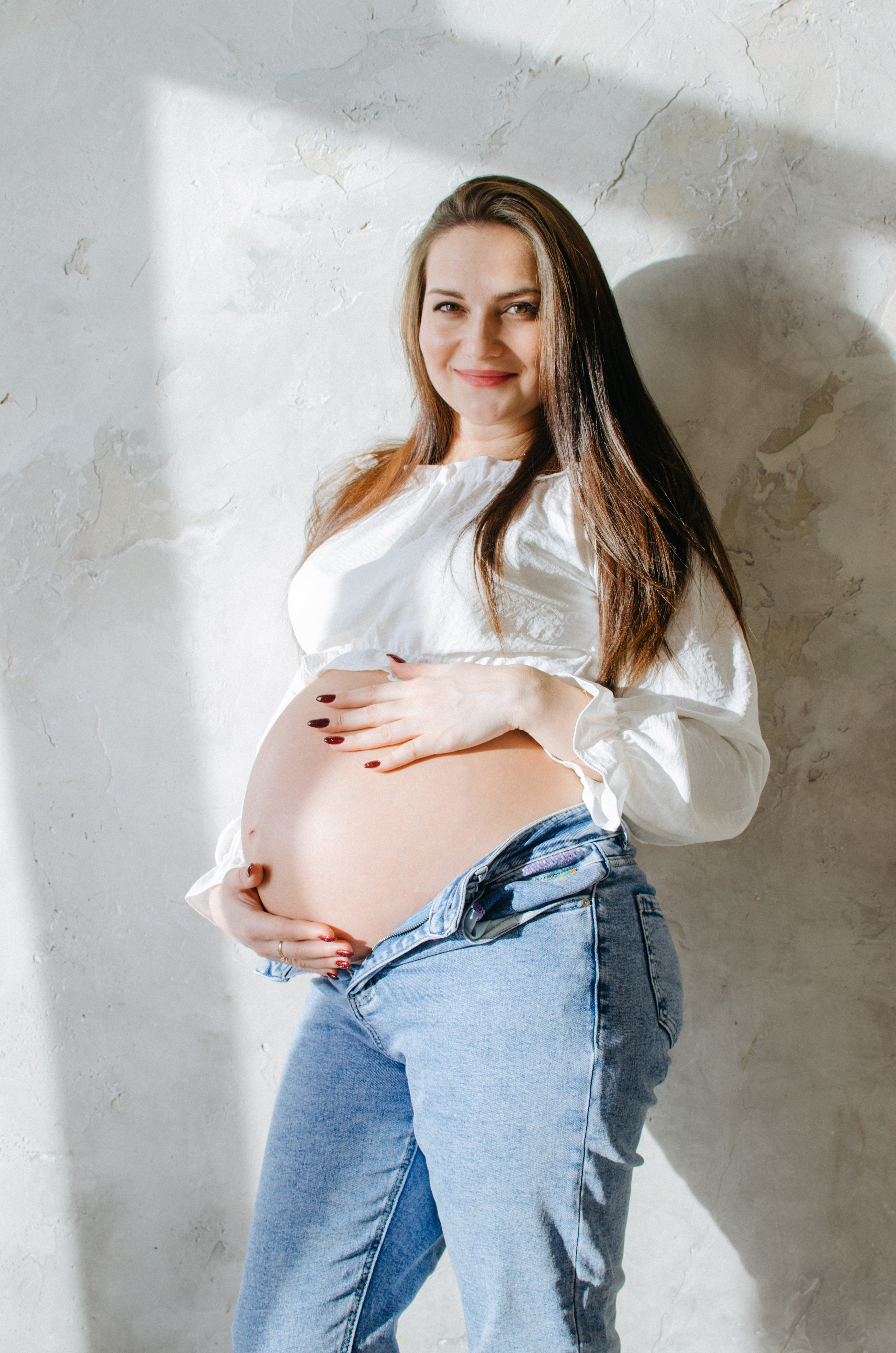 Девушка в ожидание беременности на фотостудии