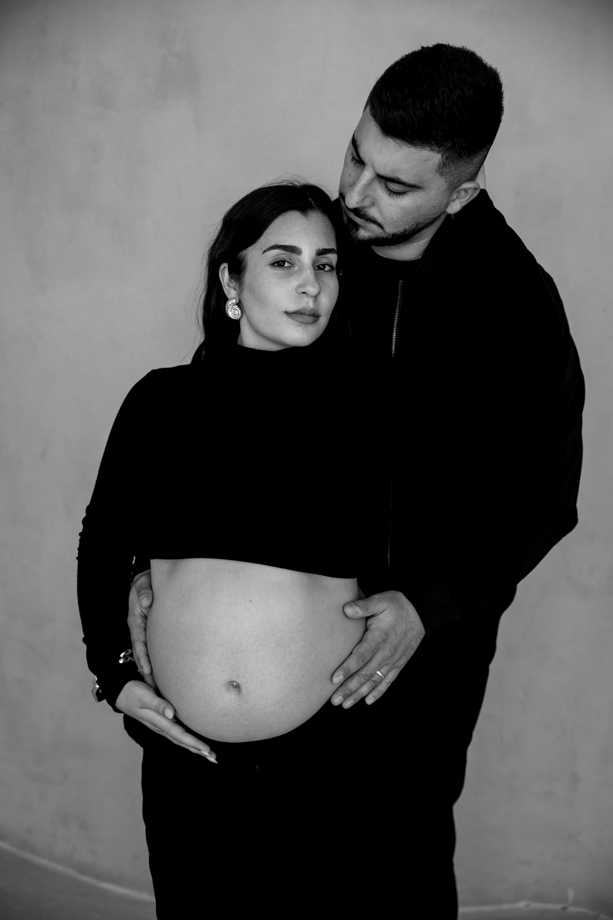 Pregnancy photoshoot inside the Grey Studio. Главная
