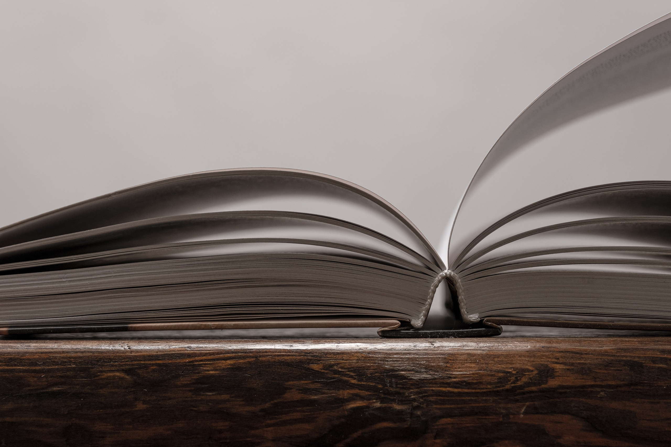 Раскрытая книга лежит на столе. Семь тетрадей жизни, книга воспоминаний известного сценариста Тонино Гуэрра.