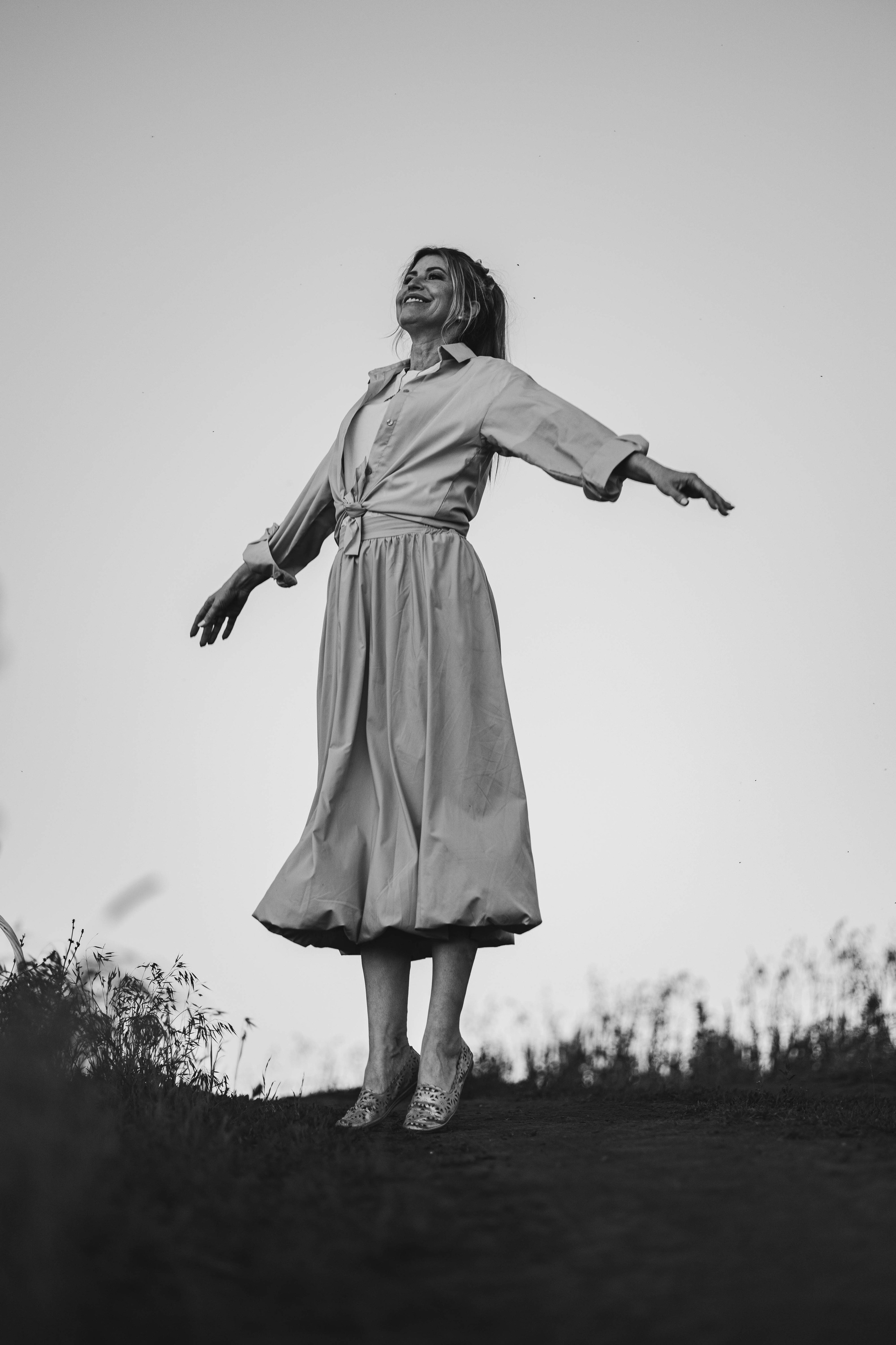 Внучка и бабуля прогулка на природе. Коммерческий фотограф