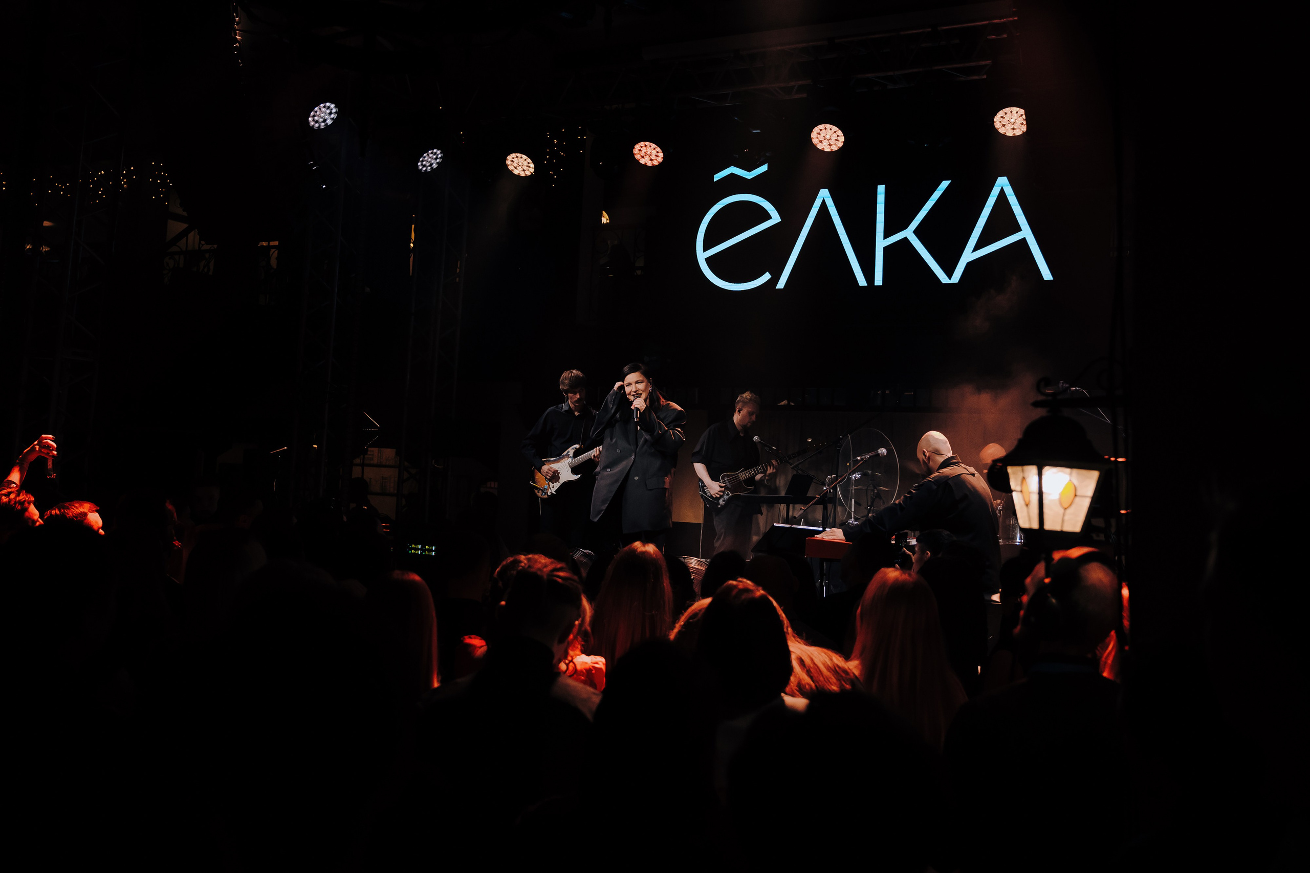 20 ЛЕТ МЕГАПОЛИС ЧЕЛЯБИНСК ХЕДЛАЙНЕР ЕЛКА. Репортажный фотограф Зуев Роман г. Челябинск