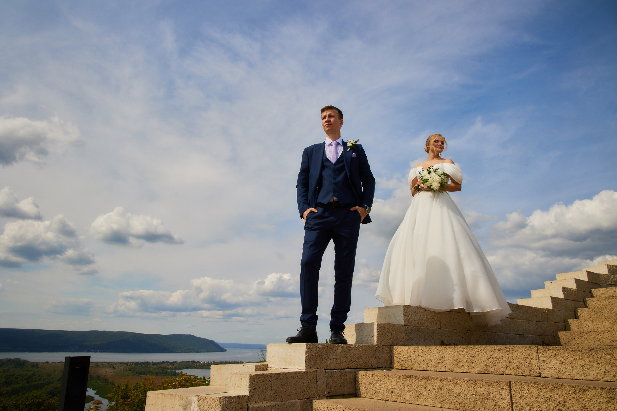 в облаках жених и невеста