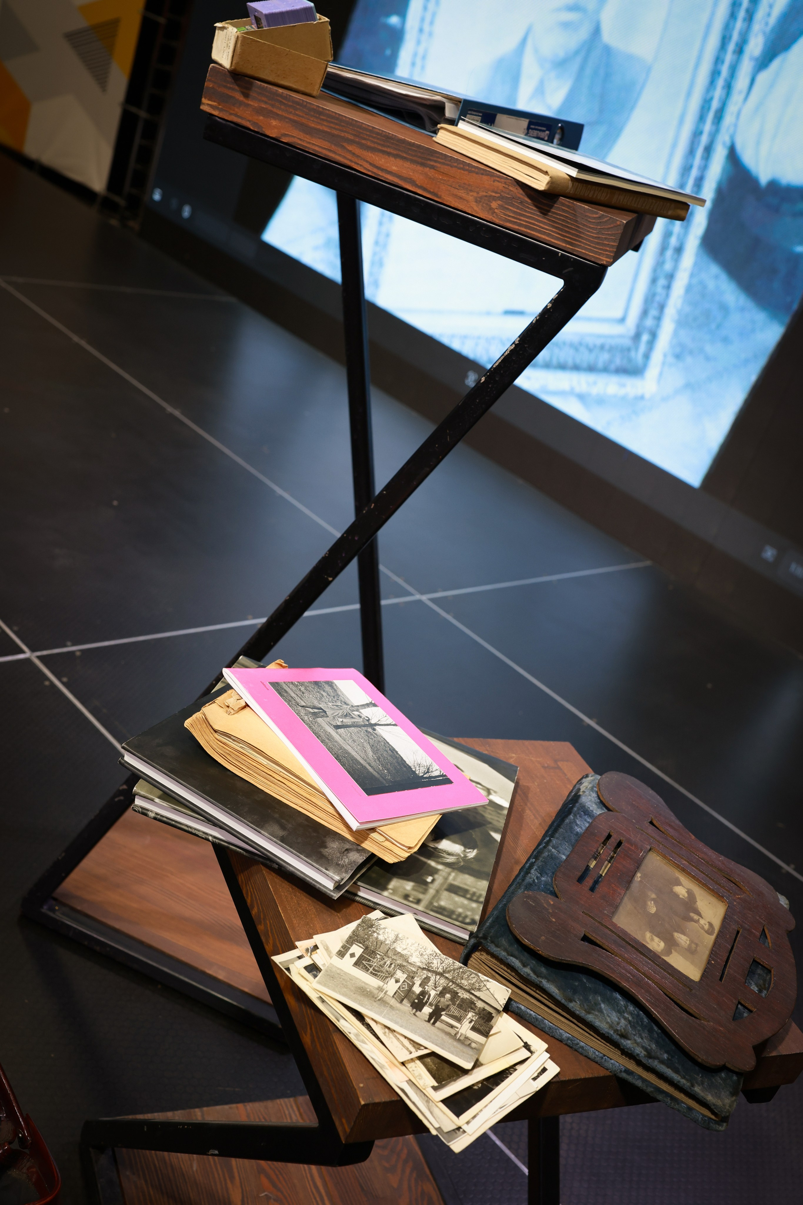 Фоторепортаж с интерактивной лекции Евгения Качурина «История фотокладов», проходившей в творческом пространстве «Девятка»  г. Тула. Фотограф в Туле — Борисов Николай