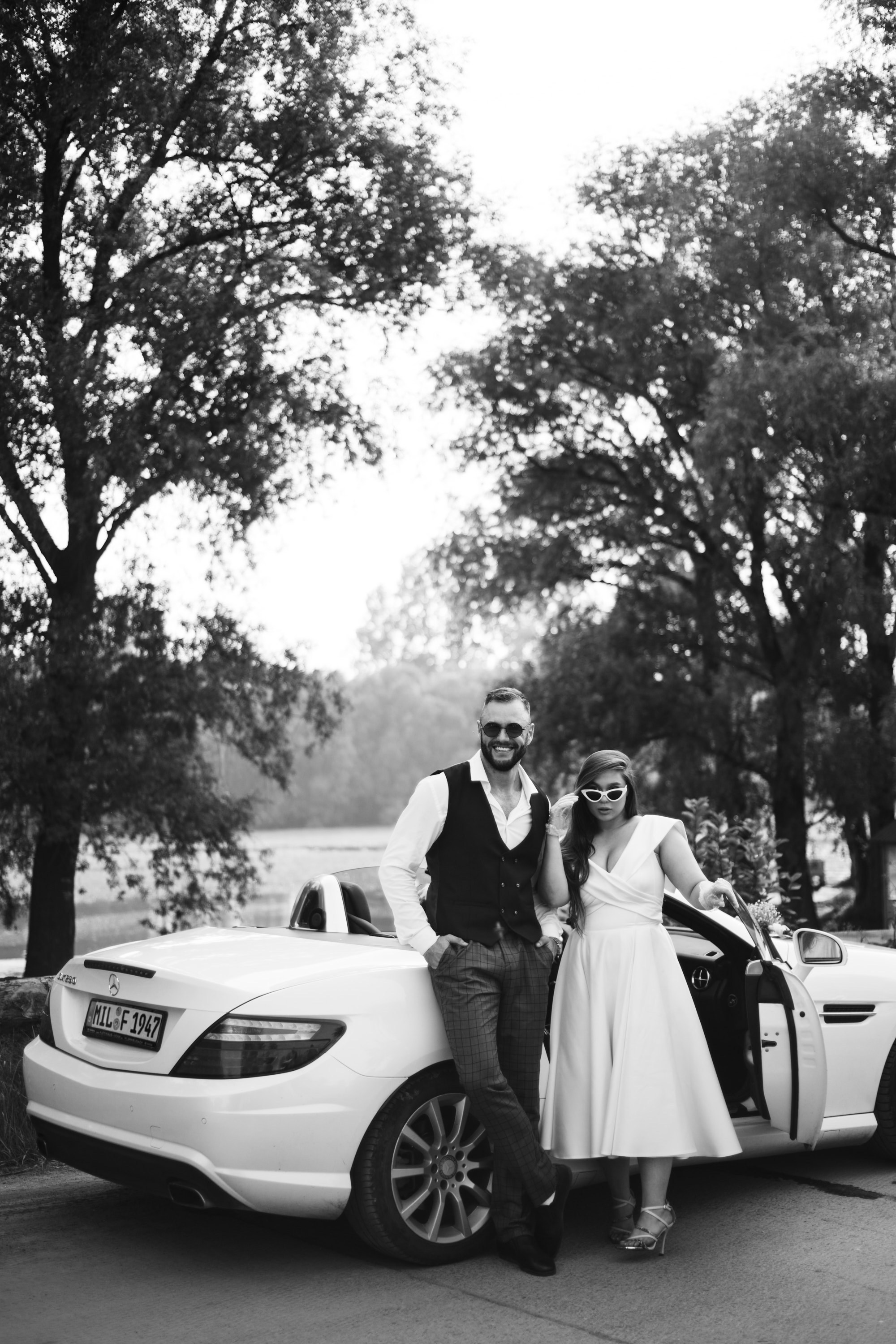 Свадебная фотосессия на улице с кабриолетом