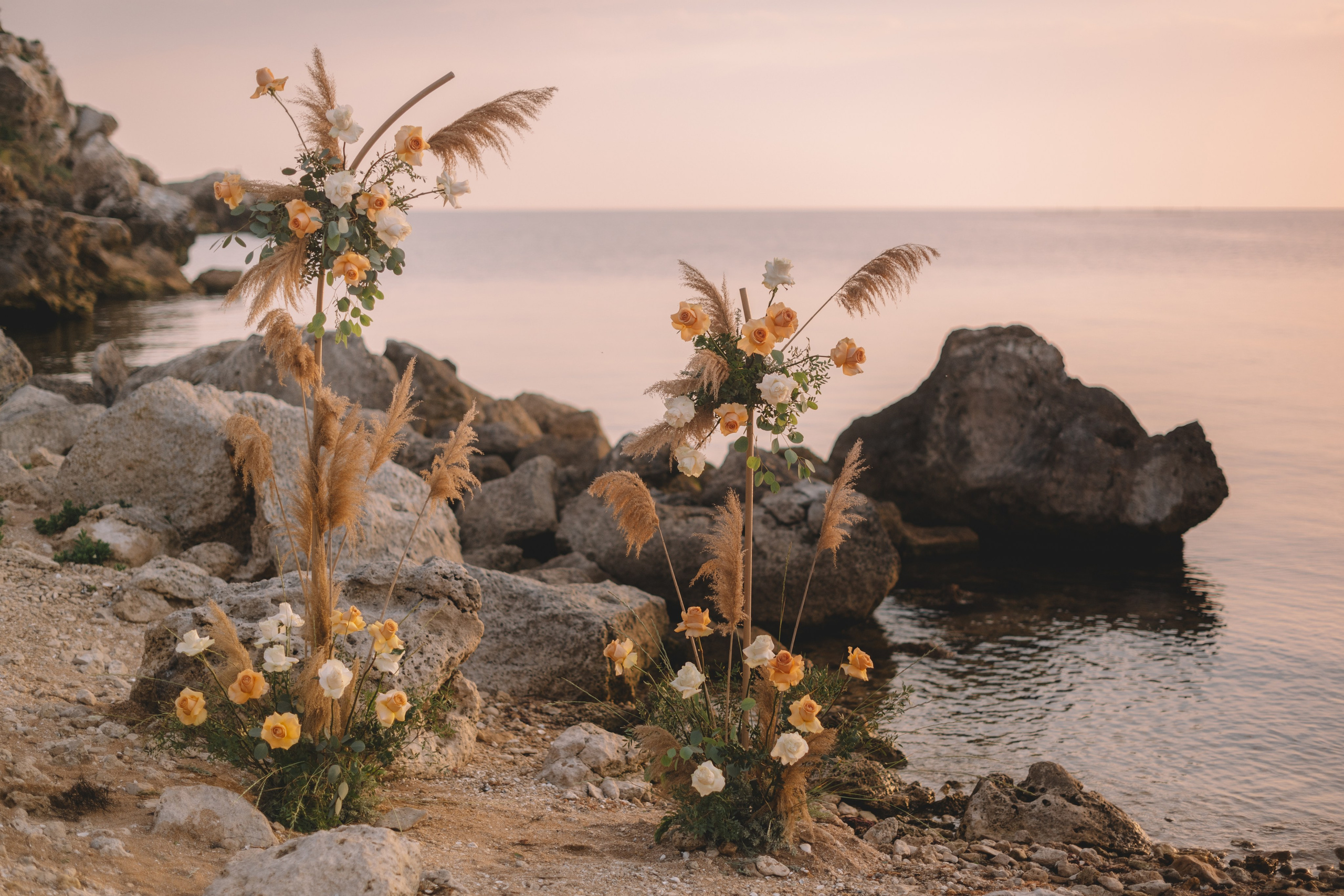 Свадебная фотосессия в Щелкино ,Бухта Космонавтов. Выездная церемония на берегу моря Крым. Свадебный и семейный фотограф и видеограф, Крым, Москва, Санкт -Петербург