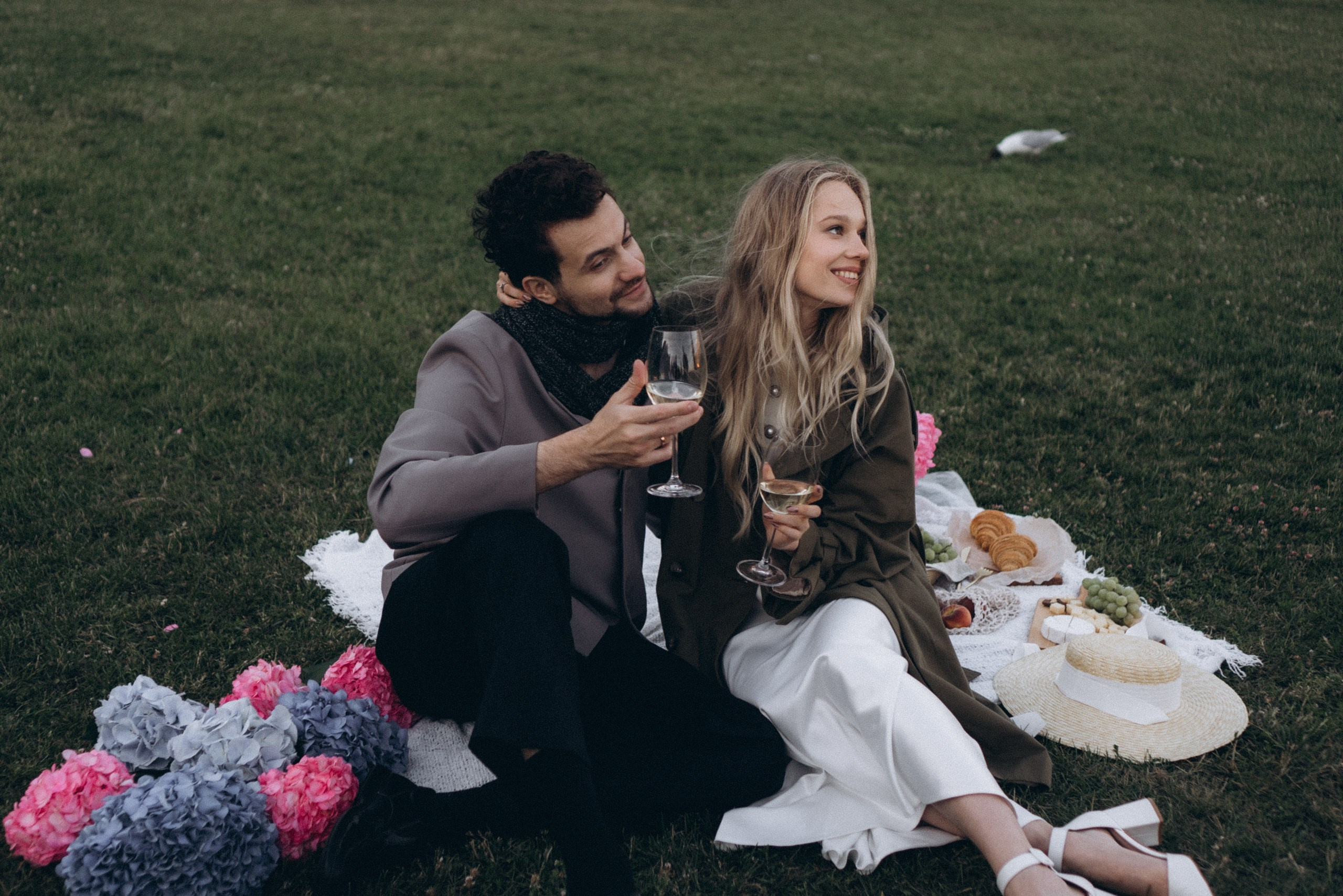 СВАДЕБНАЯ СЬЕМКА ПАРЫ НА РАССВЕТЕ В БЕЛЫЕ НОЧИ И ПРОГУЛКА С РАЗВОДНЫМИ МОСТАМИ И ПИКНИК ВОЗЛЕ ИСАКИЕВСКОГО СОБОРА. Профессиональный фотограф, Санкт-Петербург — Виктория Богомолова