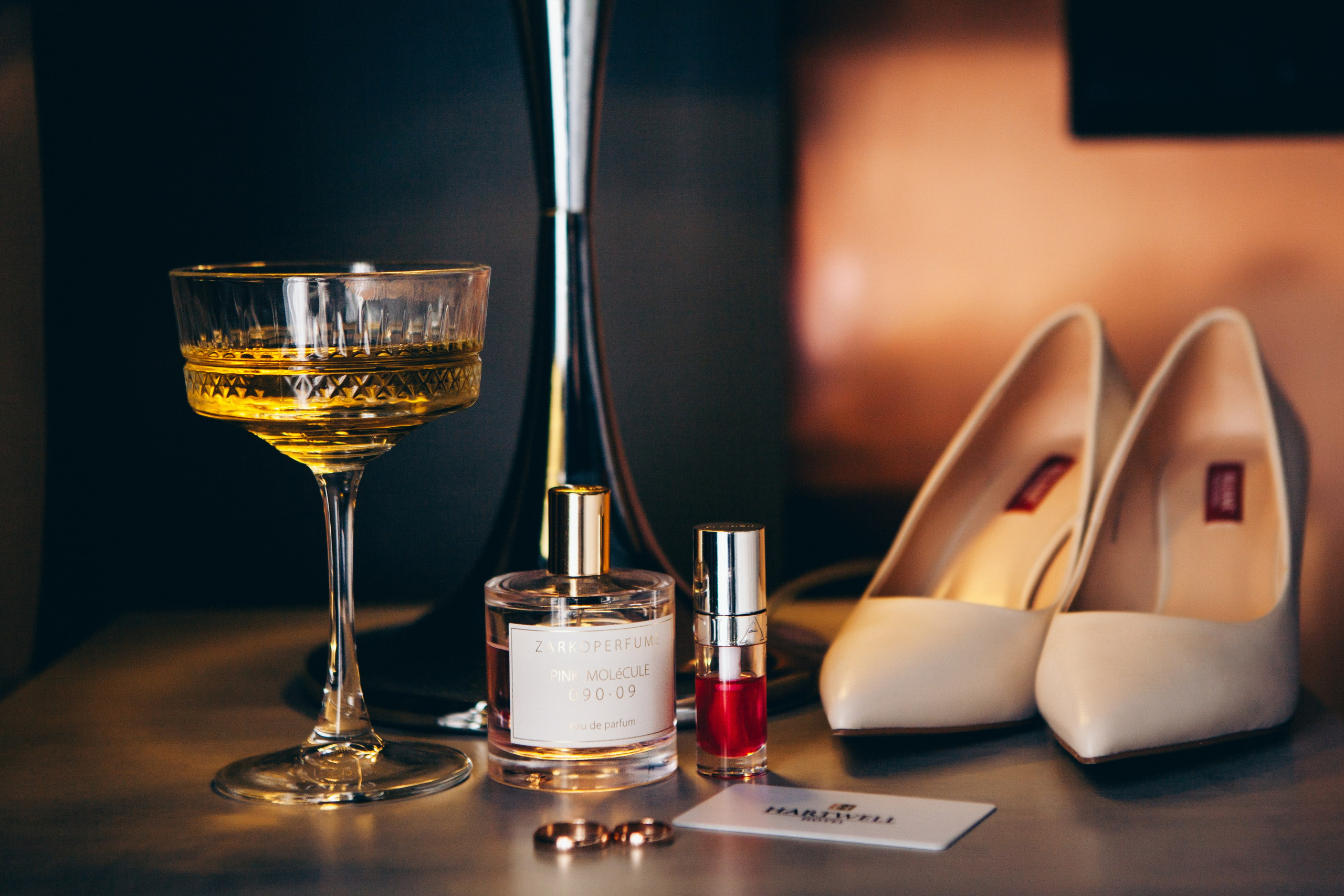 тумбочка невесты с духами, помадой и туфлями