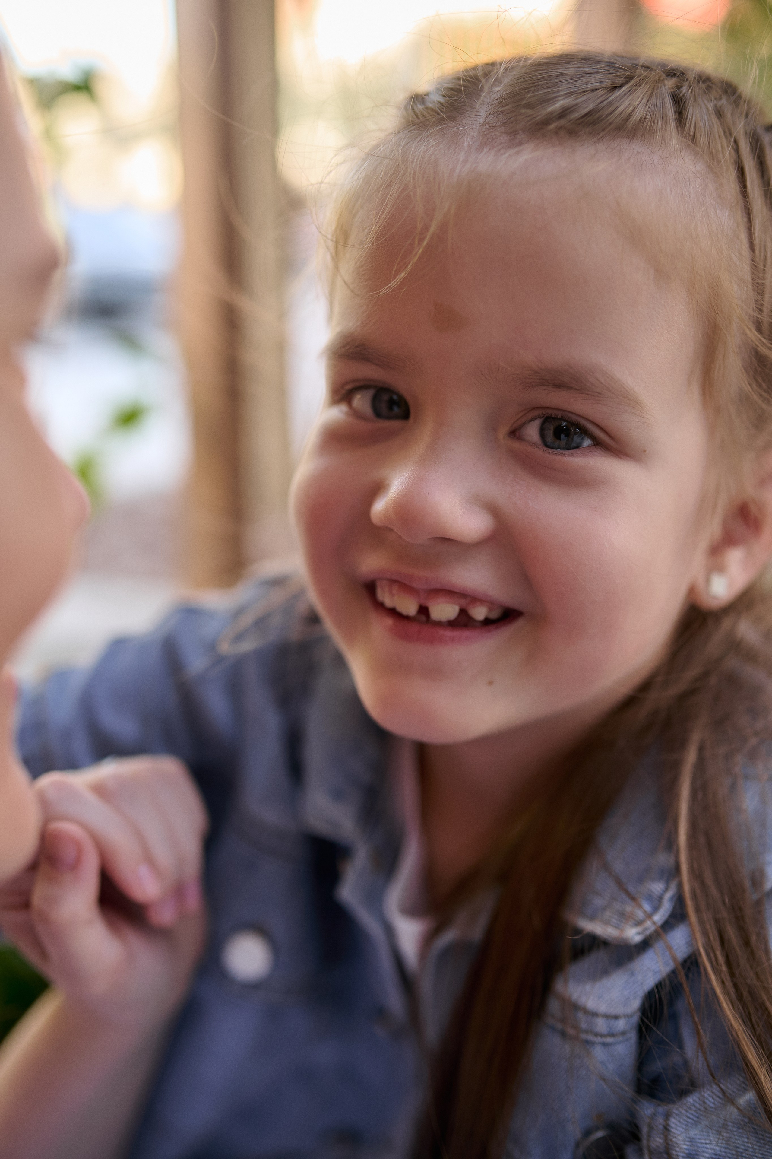 Катя и Ника. Прогулка по Новому Арбату. Семейный и свадебный lifestyle-фотограф в Москве Мария Петрова