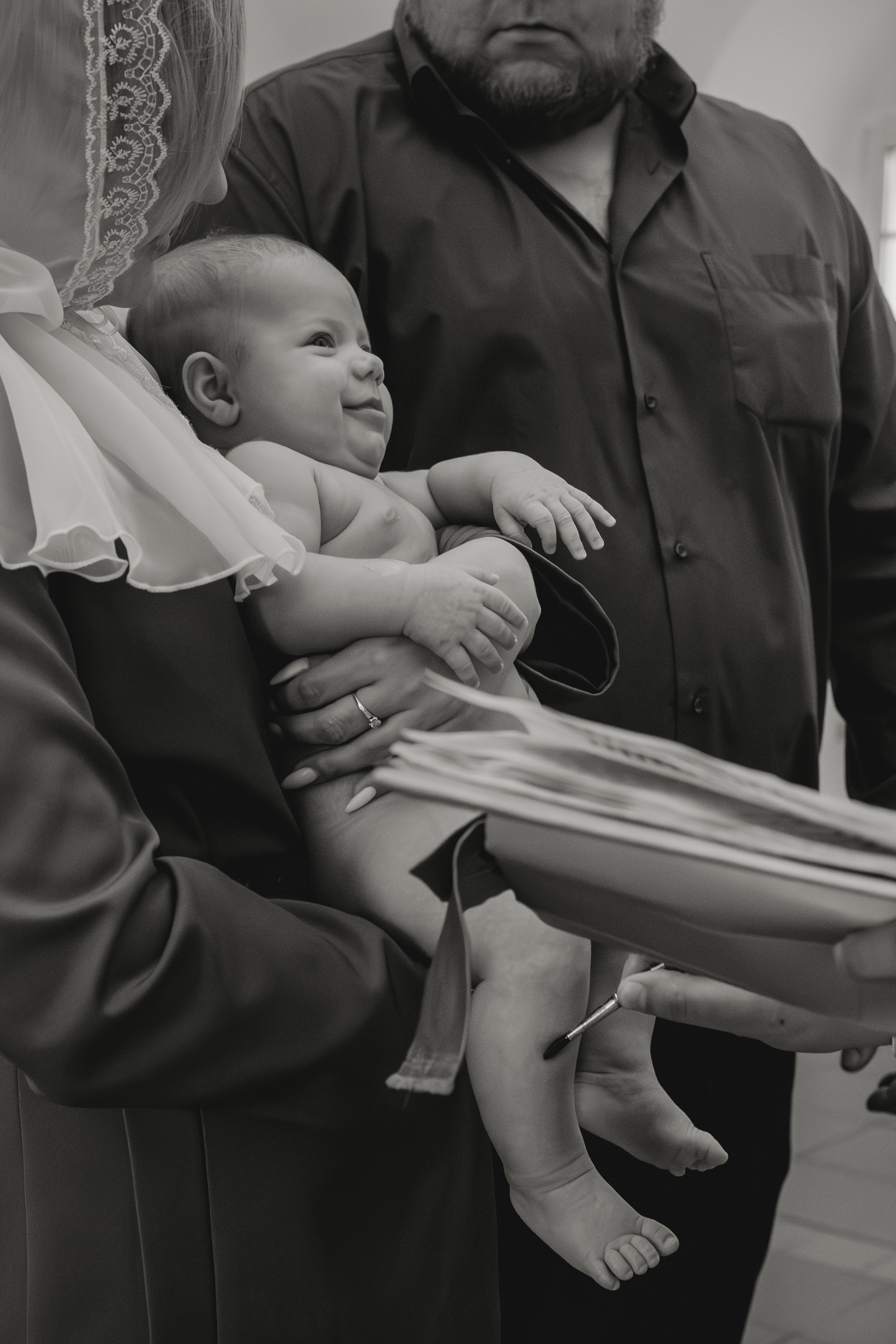 Таинство Крещения малыша в храме Воскресения Христова, с. Трубино (Калужская обл.). Надежда Стар семейный и церковный фотограф в Жукове и Калужской области