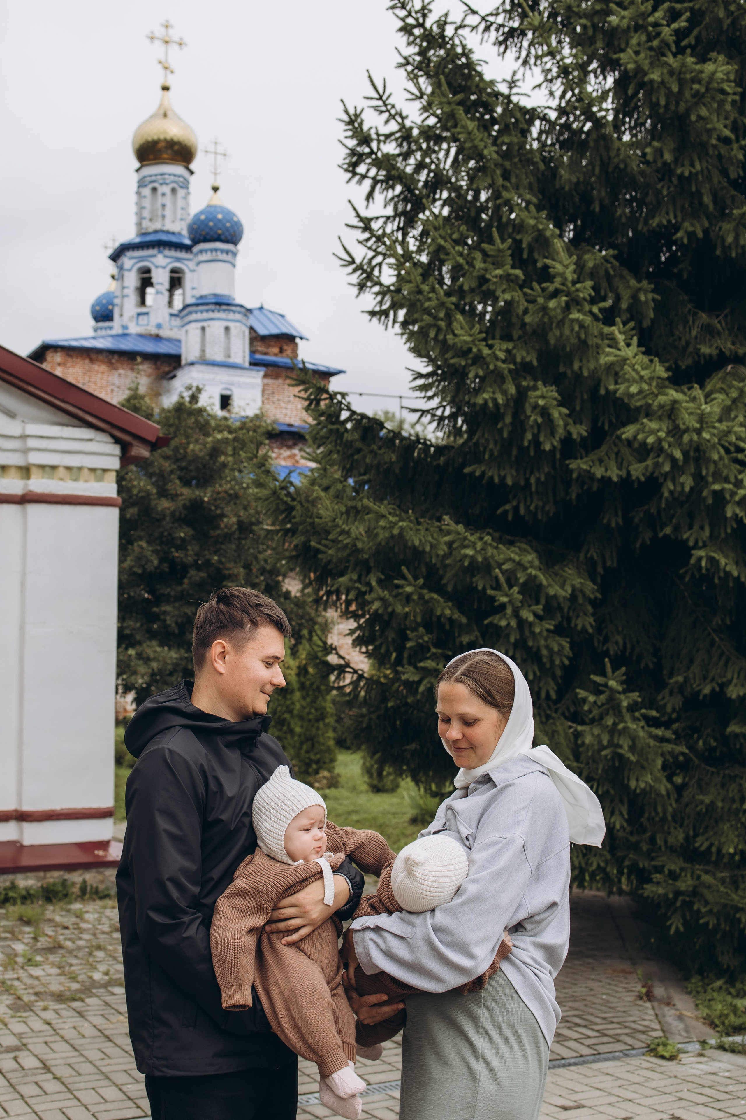 Таинство Крещения малышей в в храме Воскресения Христова, с. Трубино (Калужская обл.). Надежда Стар семейный и церковный фотограф в Жукове и Калужской области