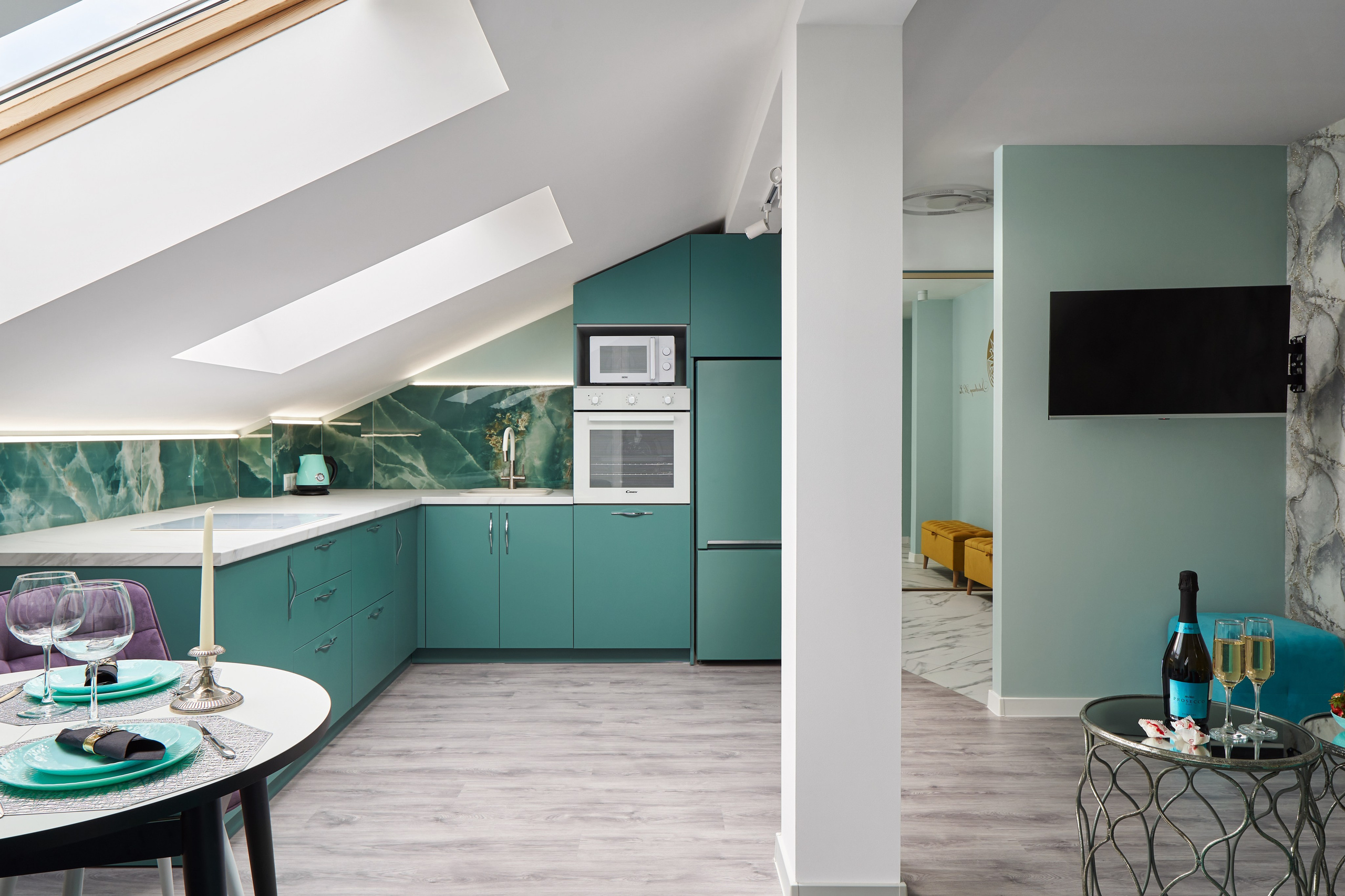 Кухня-гостиная в квартире с мансардой, бирюзового цвета 
