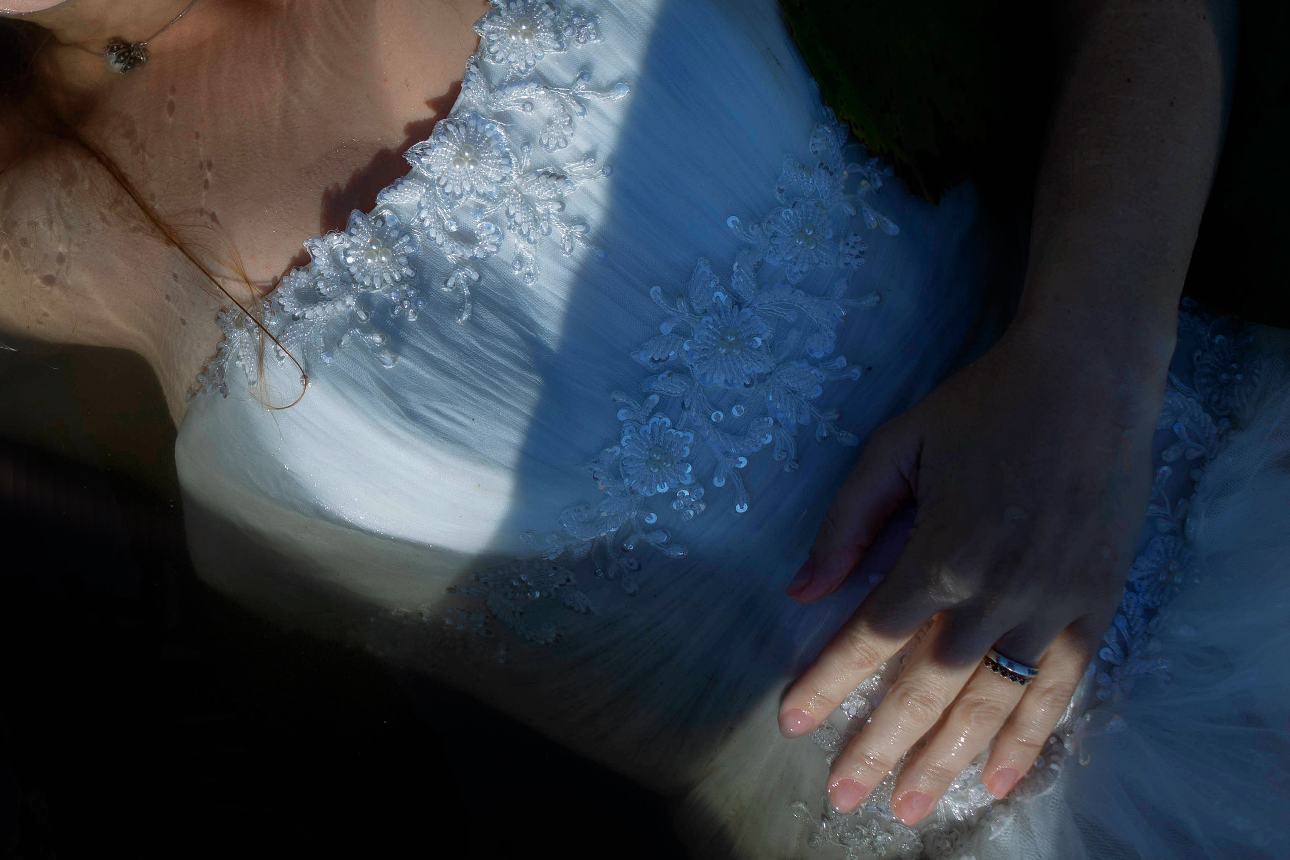 Вторая жизнь свадебного платья: фотосессия на озере под Санкт-Петербургом. Портретные фотосессии, контент-съемки, репортаж