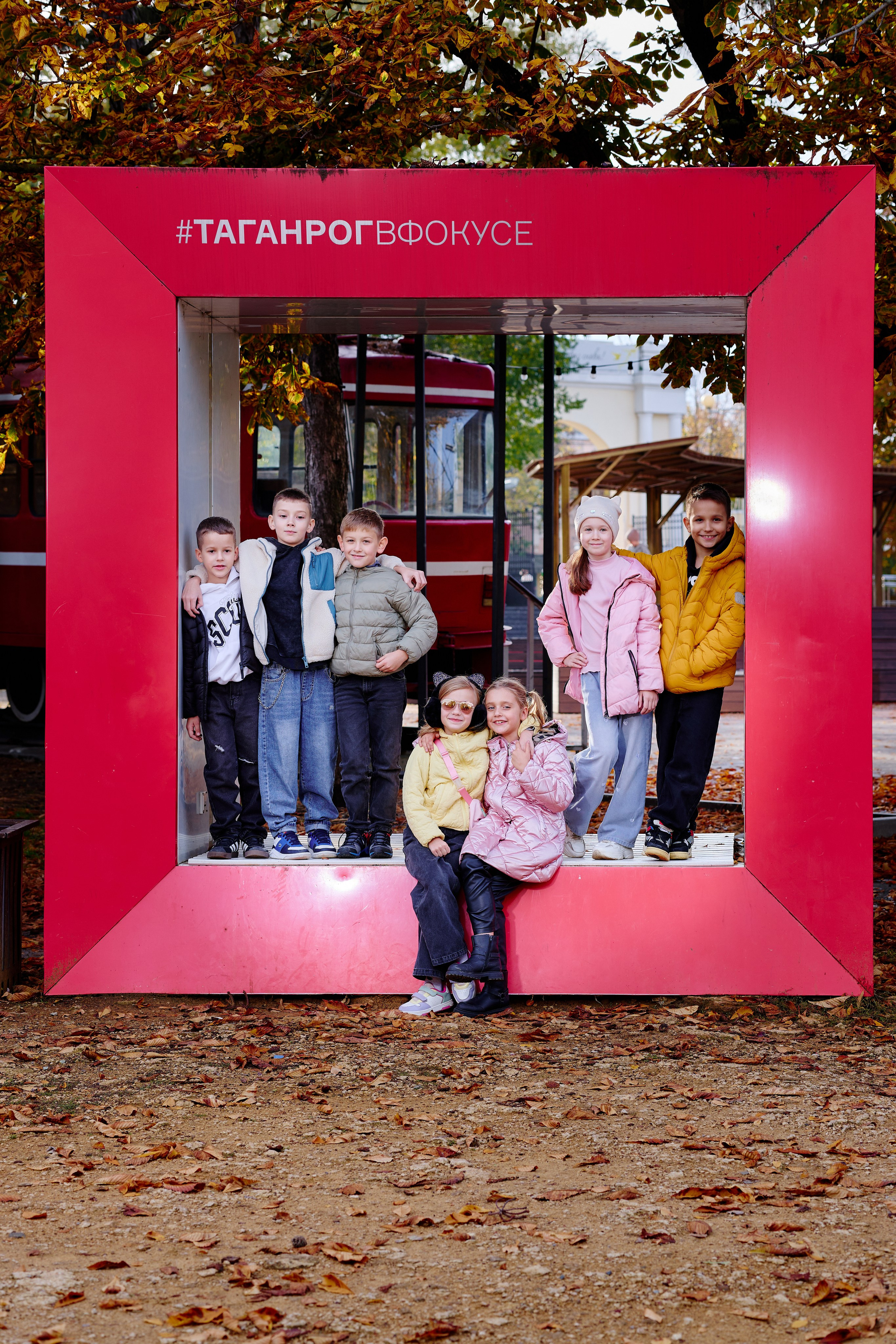 Прогулка в парке классом. Фотограф Выпускные альбомы Таганрог Сергей Коробченко