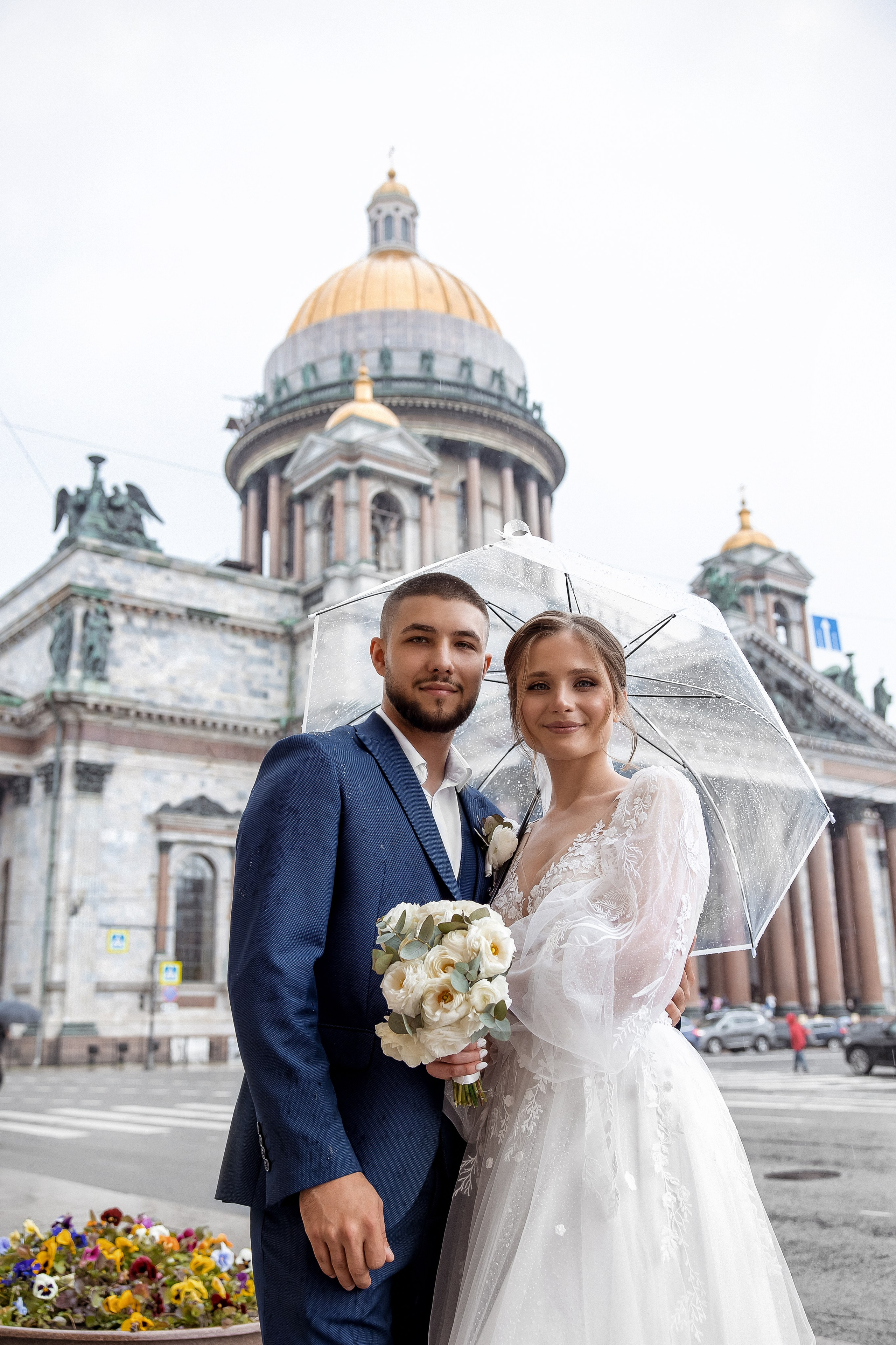 Яркая свадебная фотосессия под дождем. Свадебный и семейный фотограф Алексей Аверин