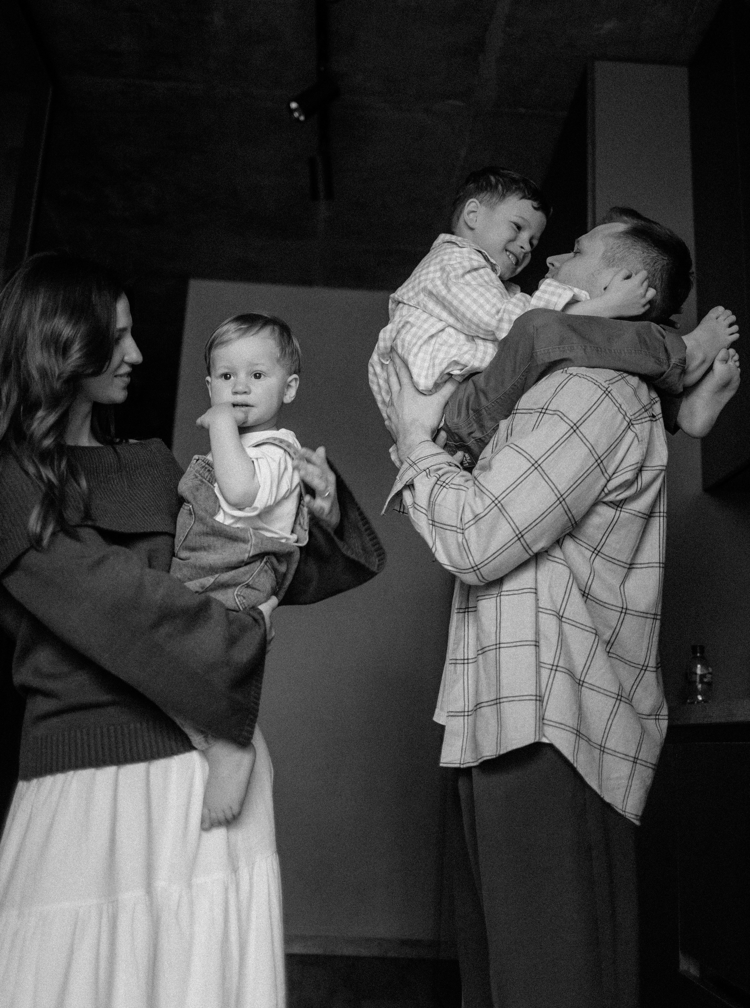 Звонко смеялись