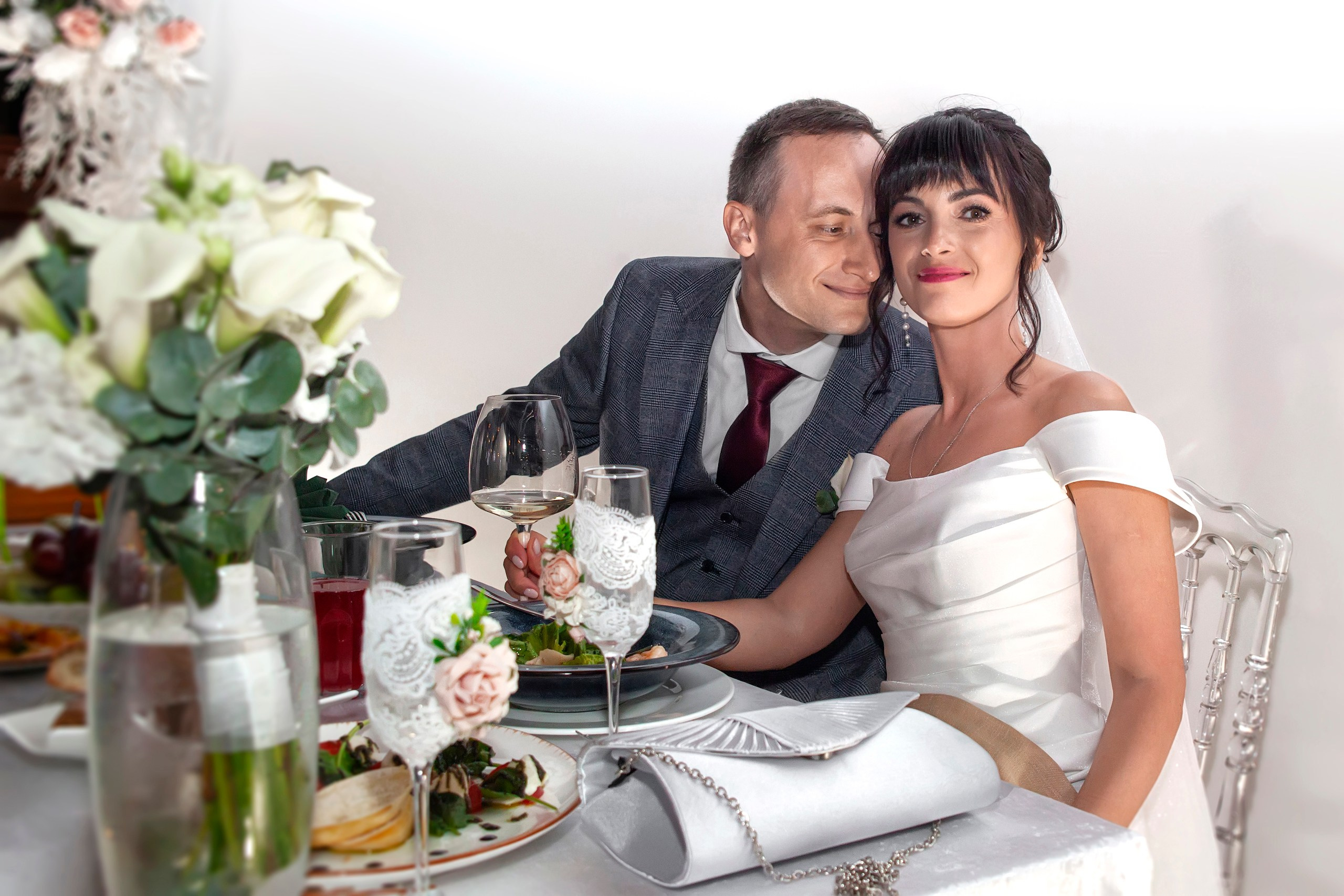 Молодые за столом в ресторане