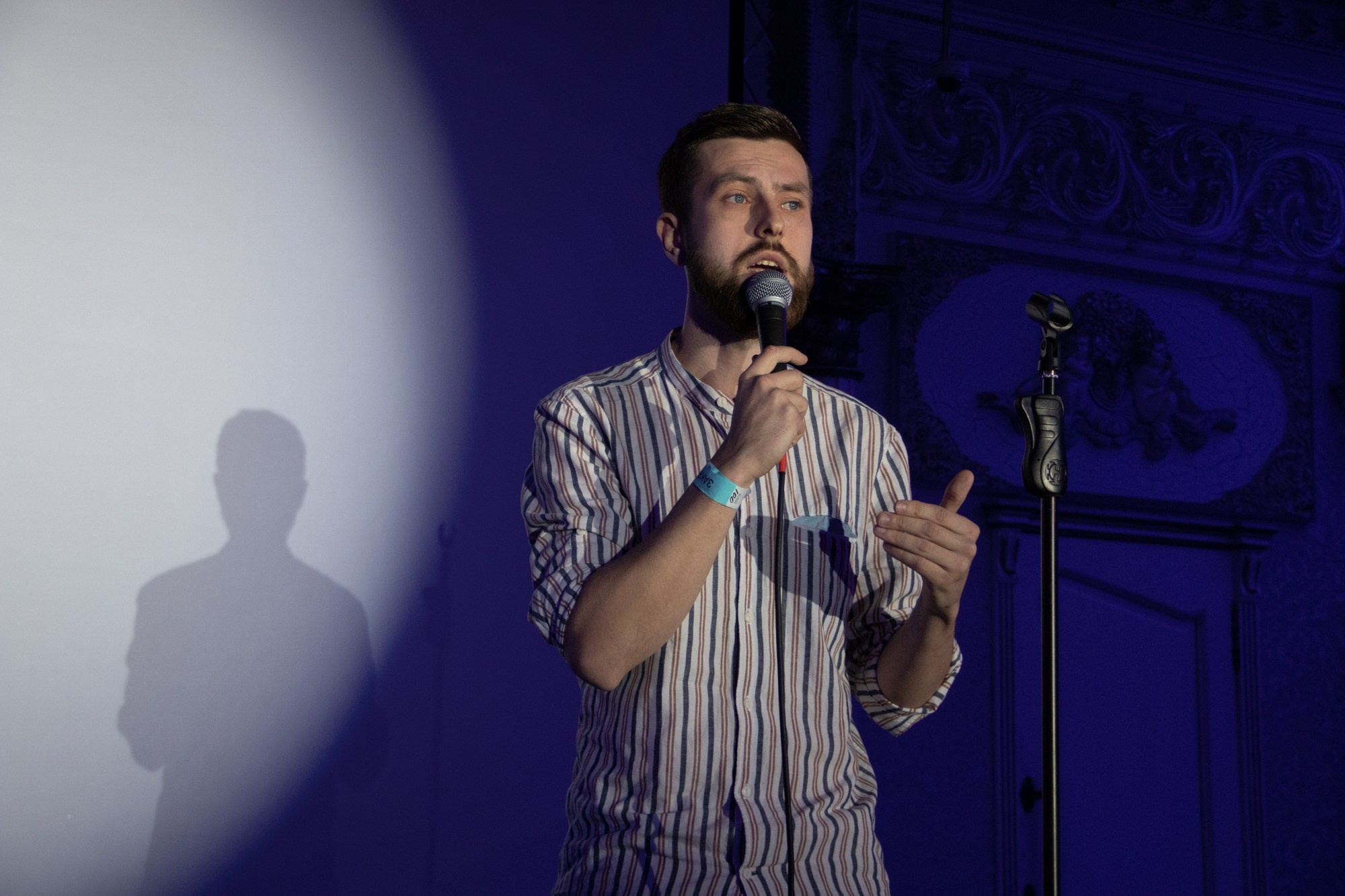 Выступление стендап-комика Дмитрий Романов. Репортажный, промышленный и маркетплейс-фотограф Дмитрий Чернат