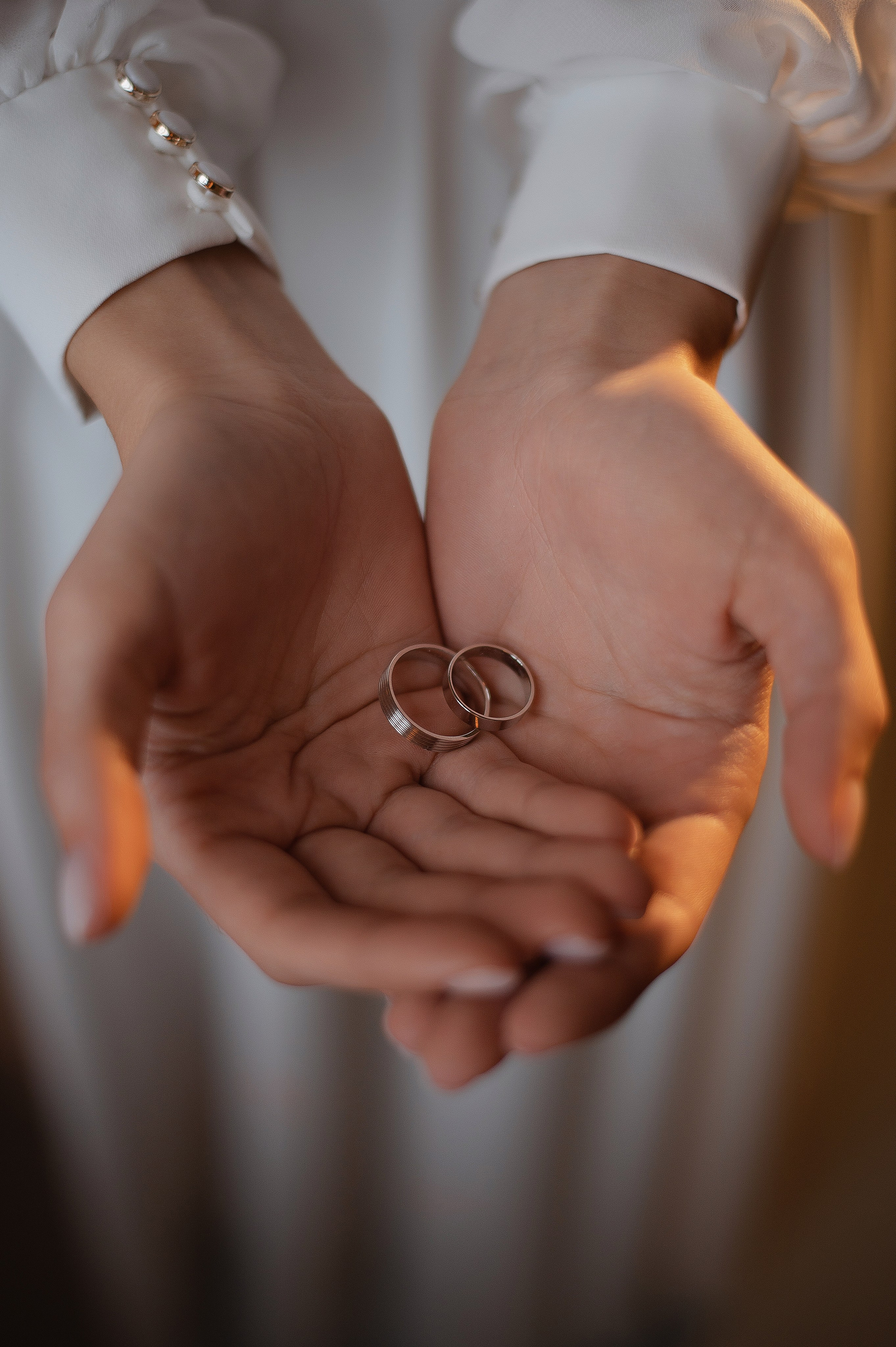 Ладони невесты с обручальными кольцами фото на закате