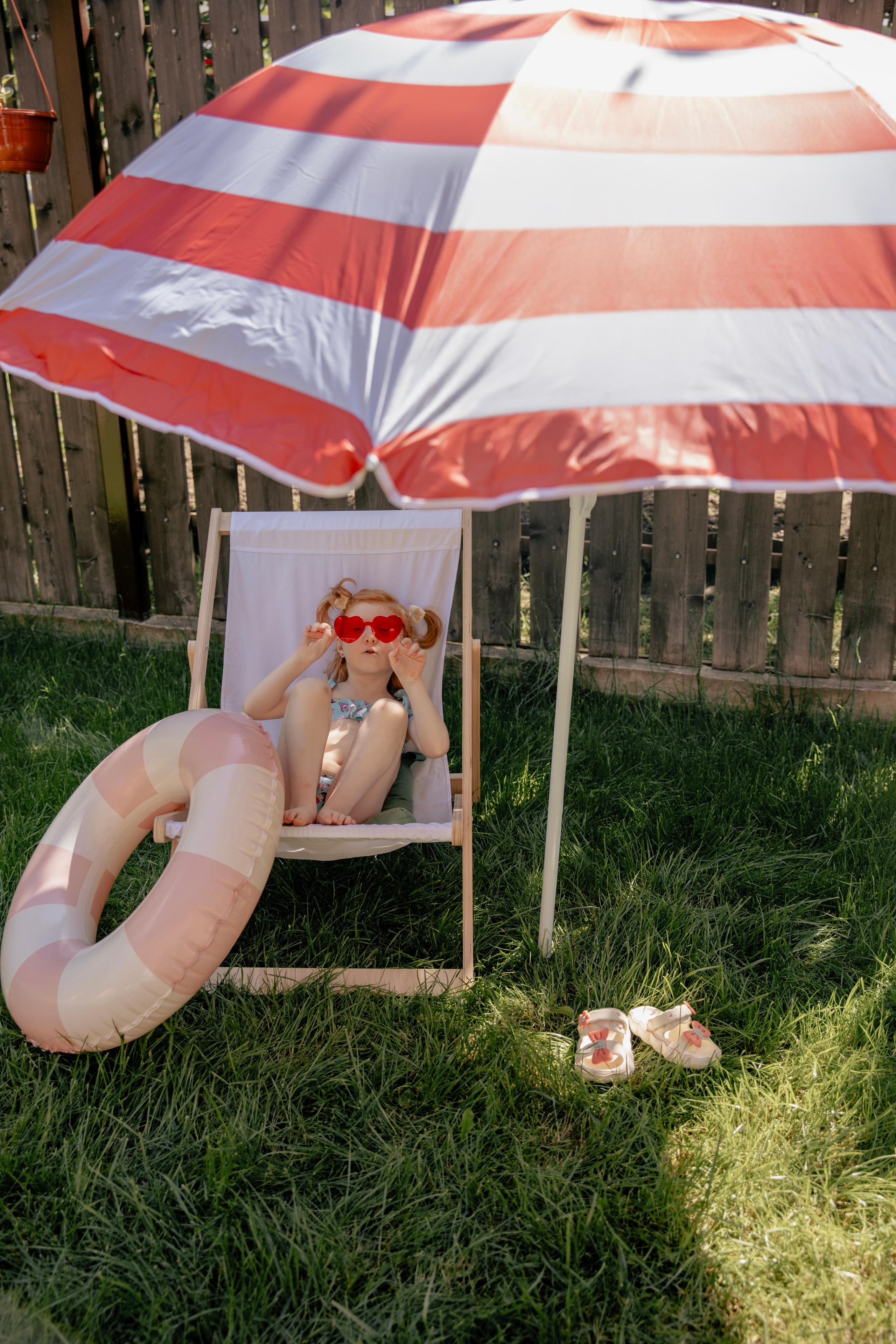 Летняя съемка девочки в саду, в бессейне, с шезлонгом, зонтиком и сахарной ватой. Фотограф новорожденных, детский фотограф  Москва.Семейная съемка Москва. Семенова Анна