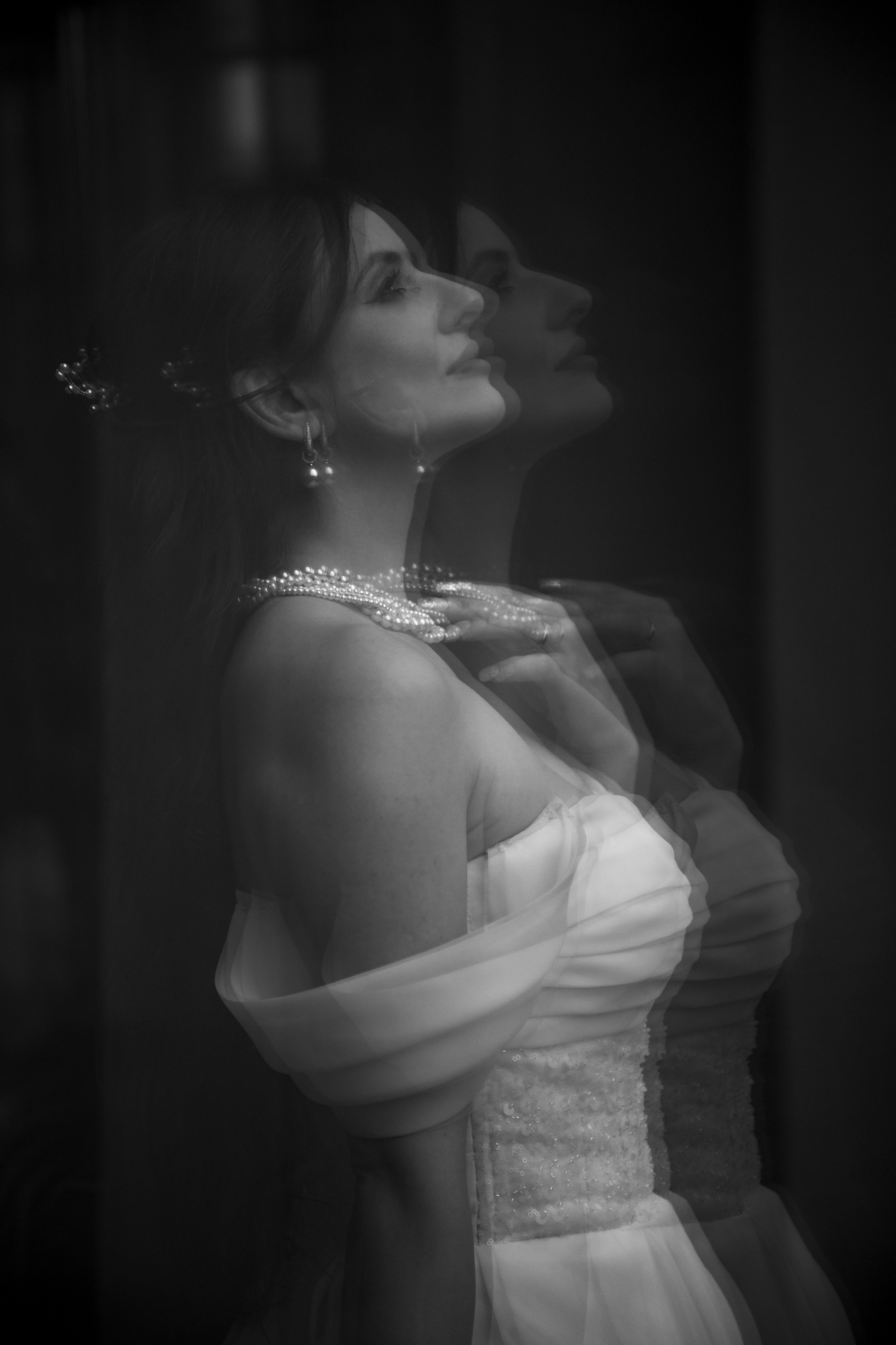 Размытый портрет невесты в отражении окна.