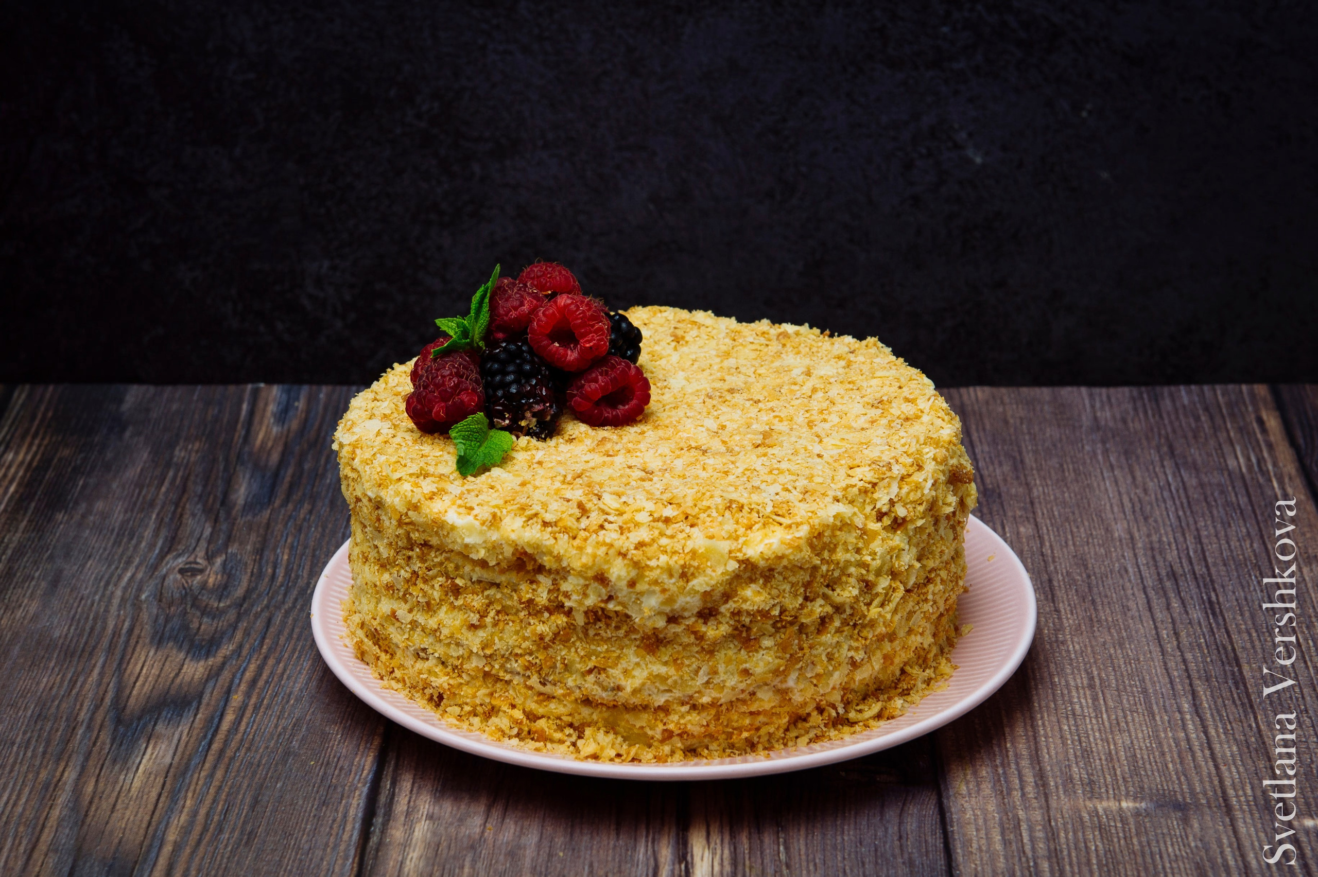 Еще одна легенда, которая не выходит из моды не одно десятилетие. Наполеон. Вкуснейшие легкие, воздушные коржи и заварной крем. Просто и невероятно вкусно.