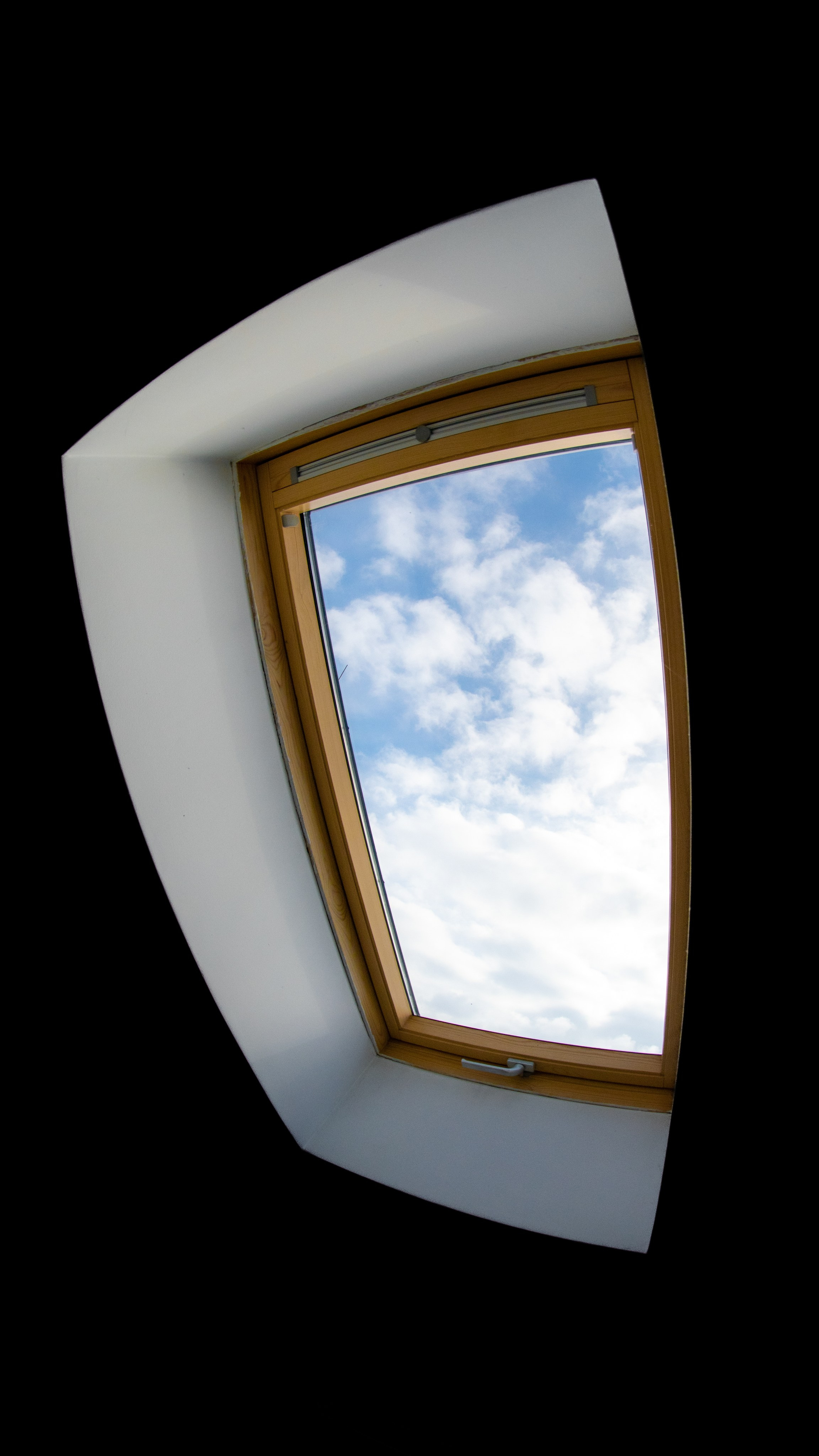 Вид на небо из изогнутого окна