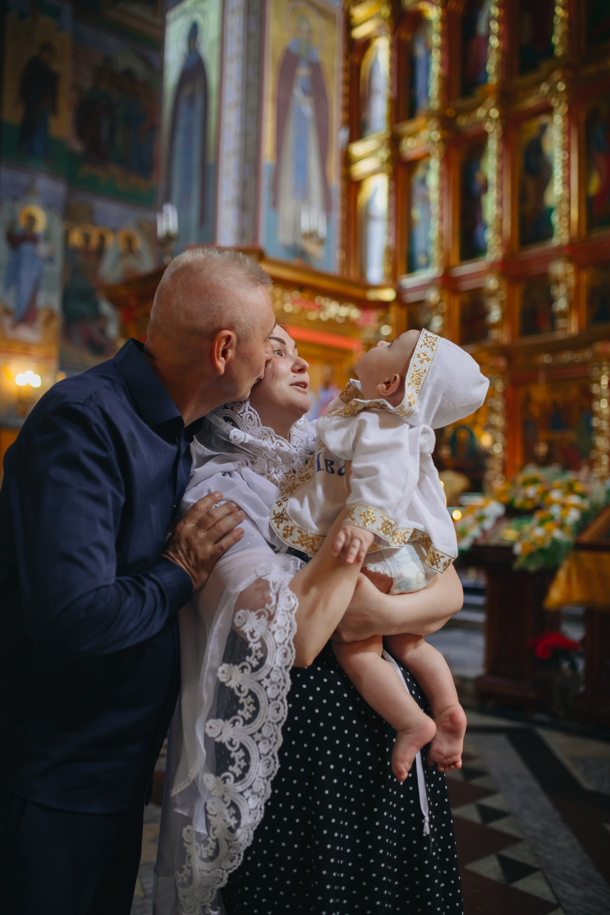 Крещение Ивана в темном храме. Семейный и детский фотограф в Москве Дорогова Екатерина