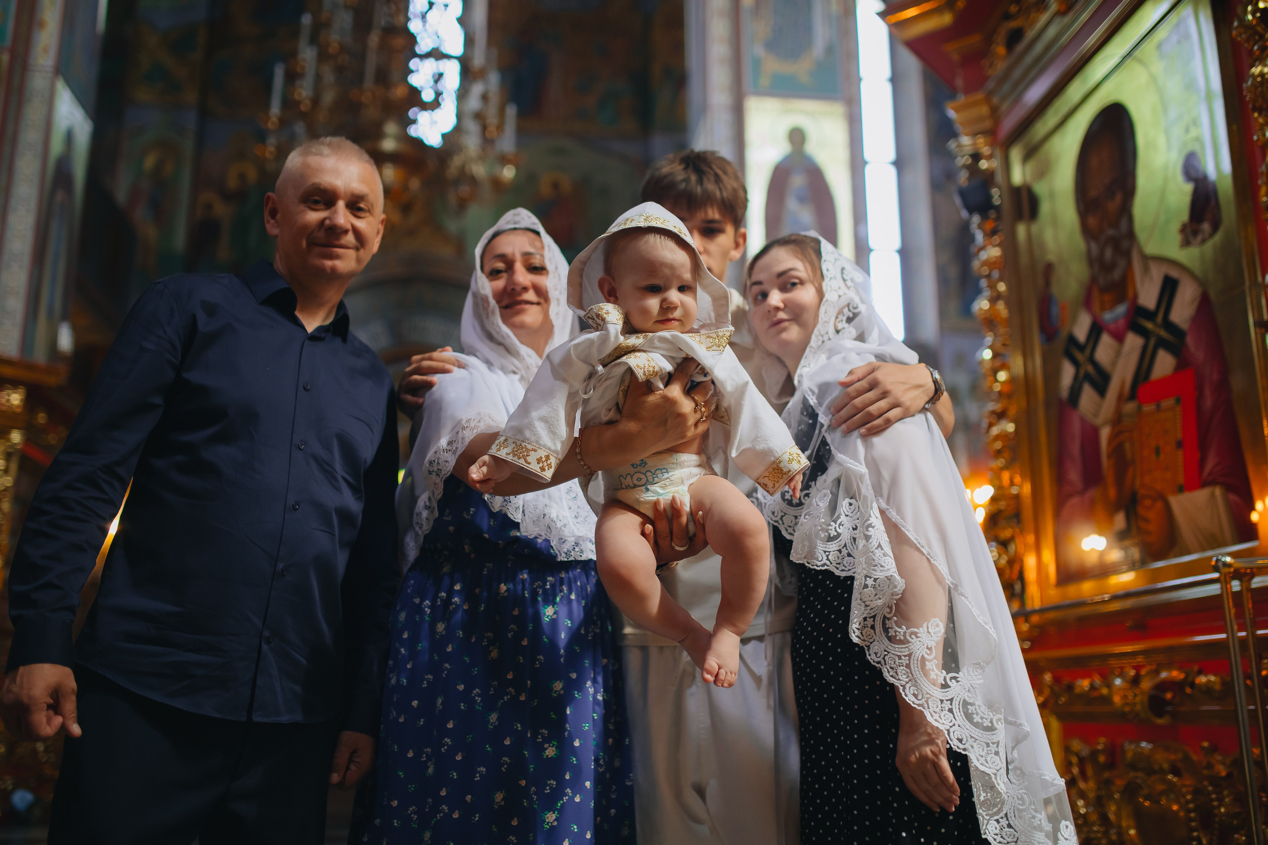 Крещение Ивана в темном храме. Семейный и детский фотограф в Москве Дорогова Екатерина