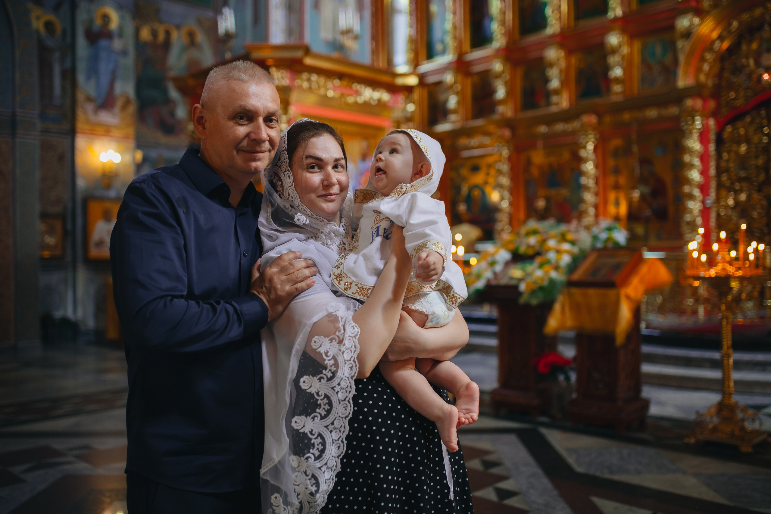 Крещение Ивана в темном храме. Семейный и детский фотограф в Москве Дорогова Екатерина