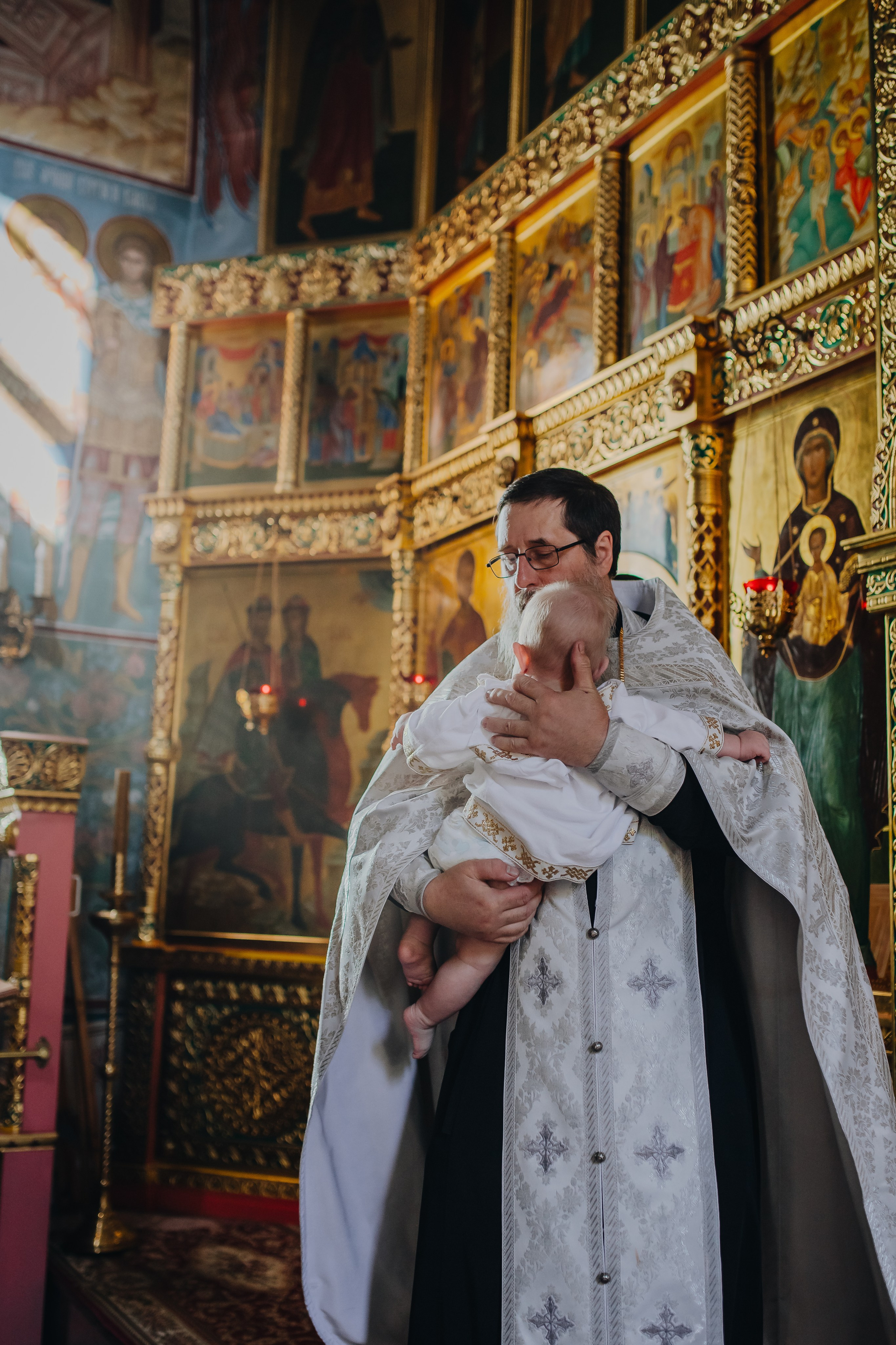 Крещение Ивана в темном храме. Семейный и детский фотограф в Москве Дорогова Екатерина