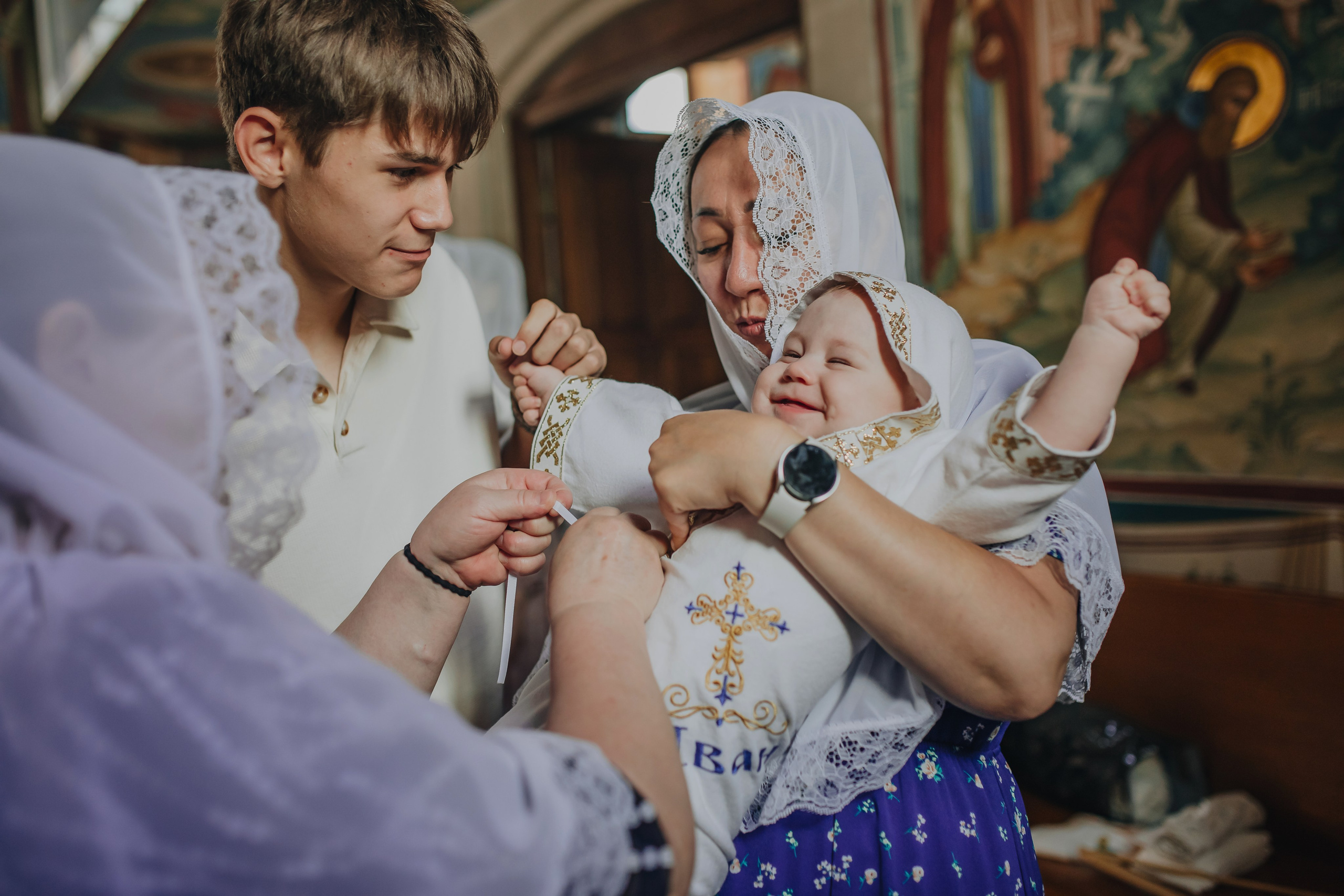 Крещение Ивана в темном храме. Семейный и детский фотограф в Москве Дорогова Екатерина