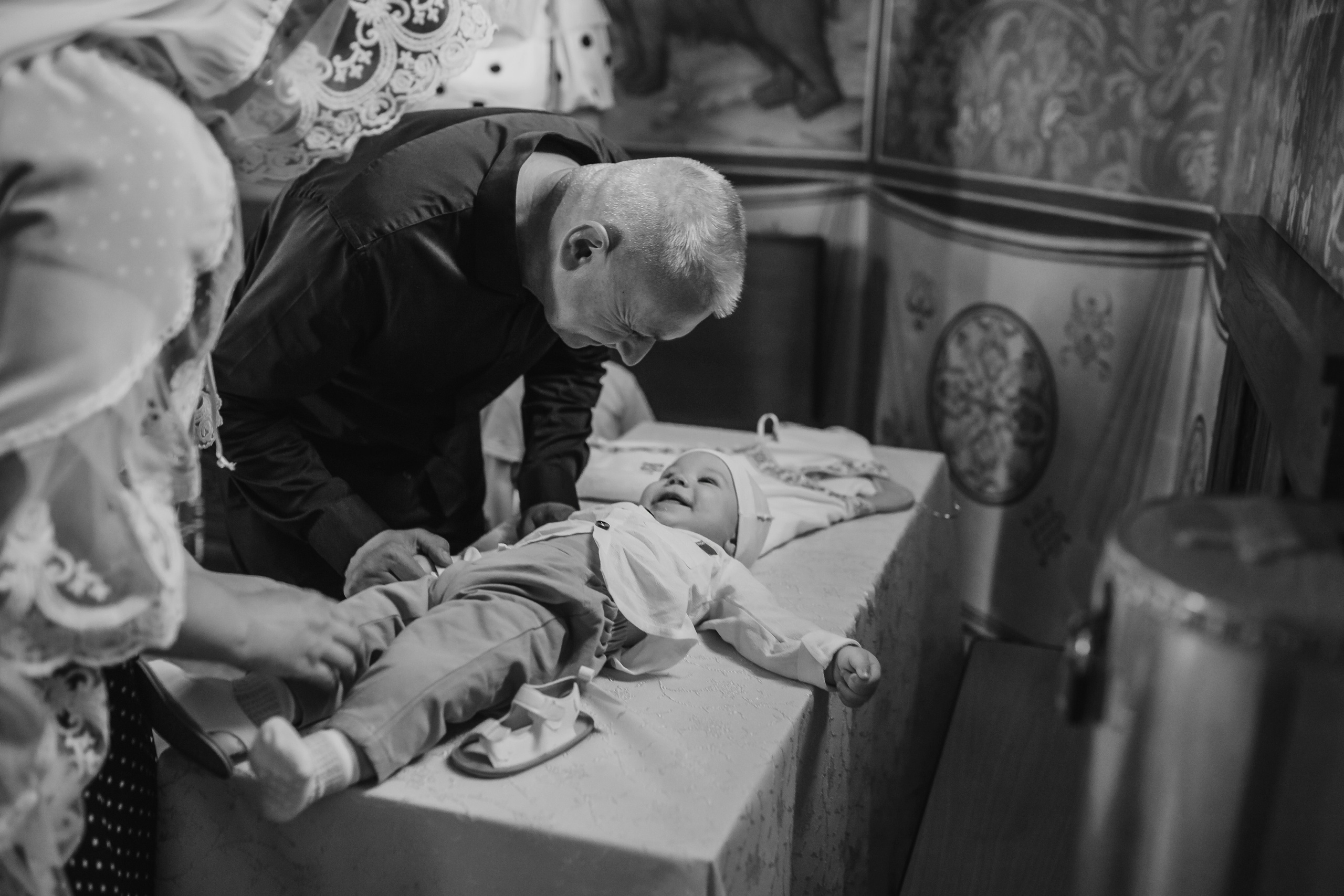Крещение Ивана в темном храме. Семейный и детский фотограф в Москве Дорогова Екатерина