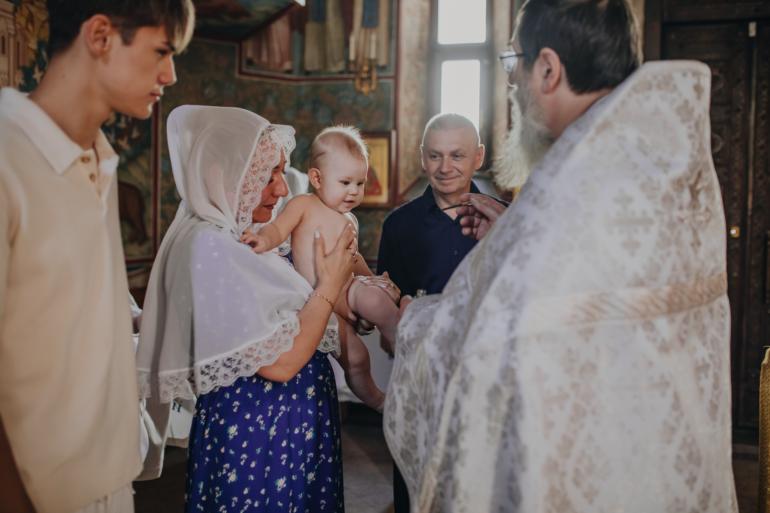 Крещение Ивана в темном храме. Семейный и детский фотограф в Москве Дорогова Екатерина
