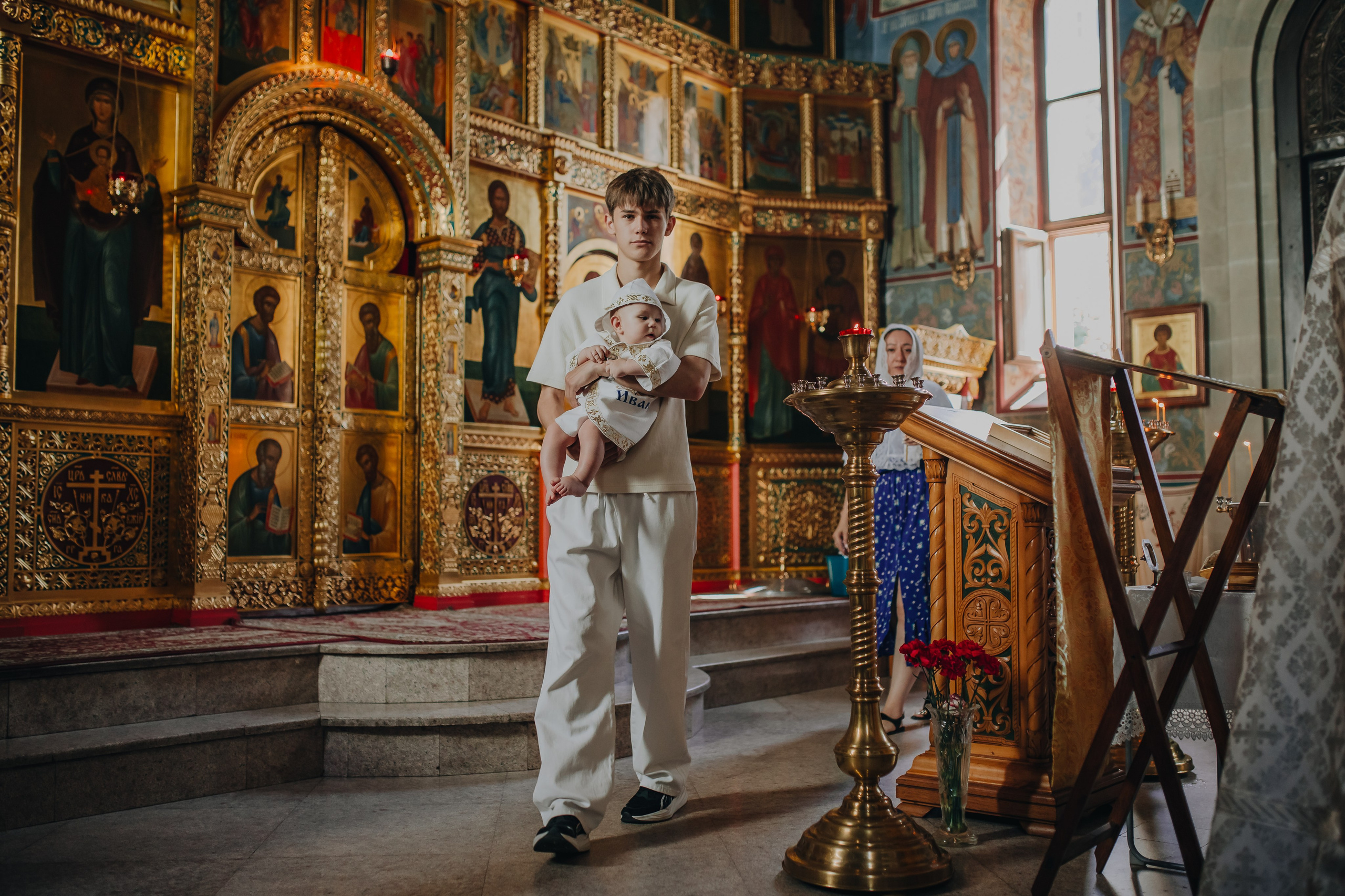 Крещение Ивана в темном храме. Семейный и детский фотограф в Москве Дорогова Екатерина