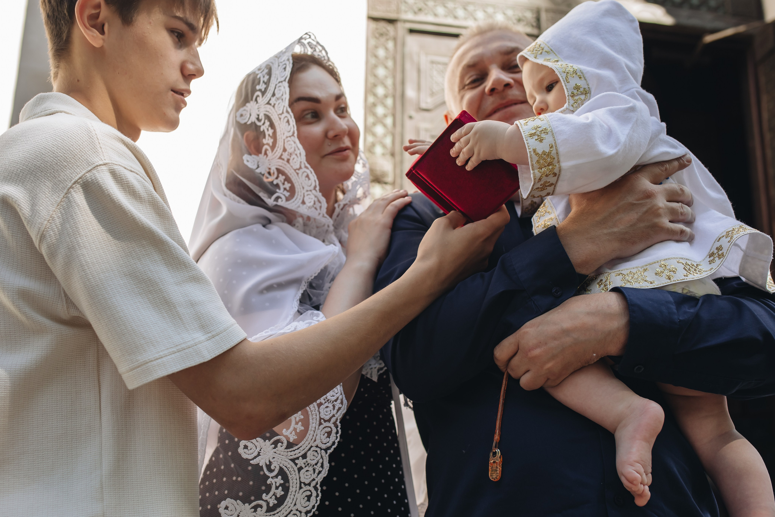 Крещение Ивана в темном храме. Семейный и детский фотограф в Москве Дорогова Екатерина