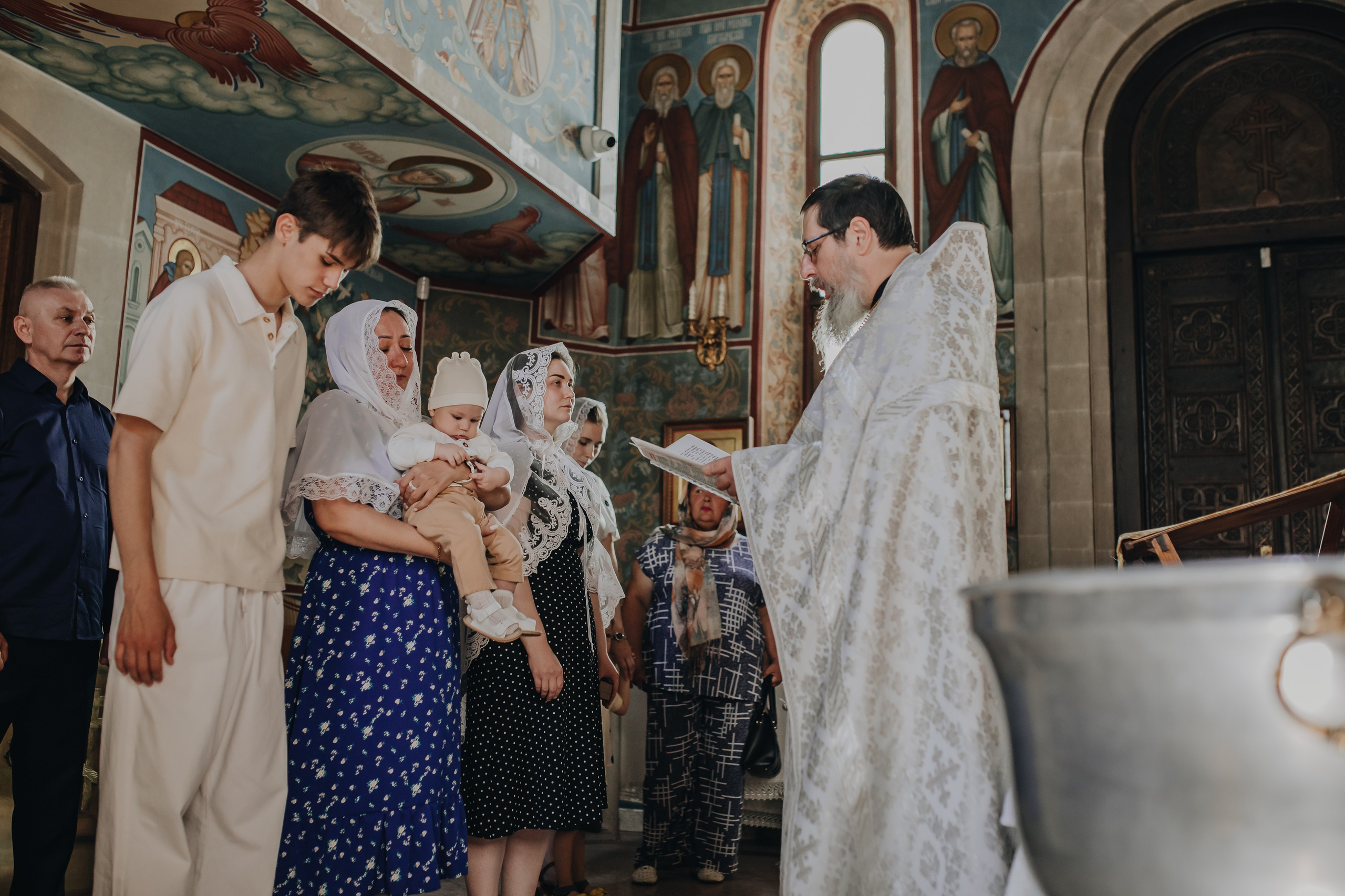 Крещение Ивана в темном храме. Семейный и детский фотограф в Москве Дорогова Екатерина