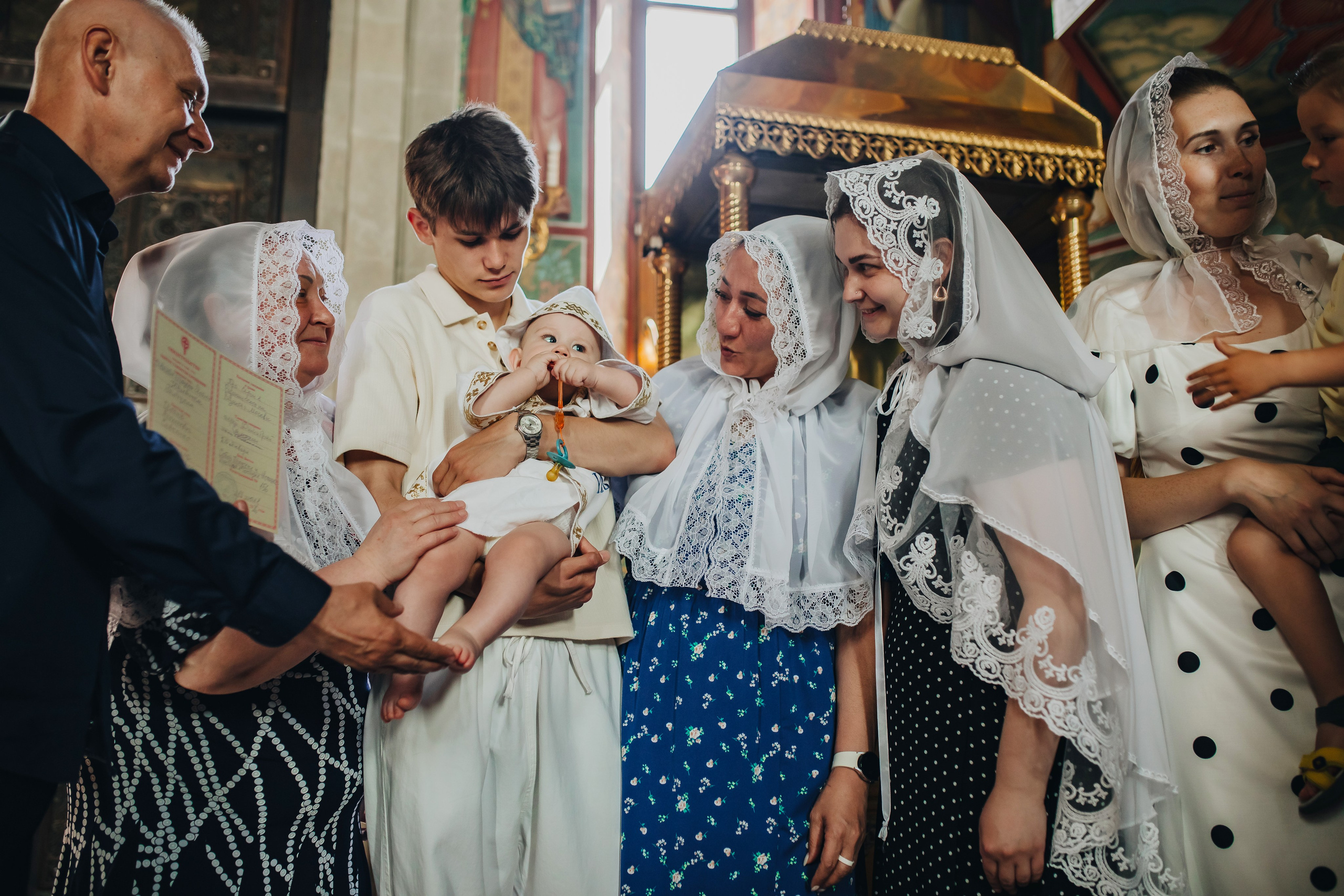 Крещение Ивана в темном храме. Семейный и детский фотограф в Москве Дорогова Екатерина