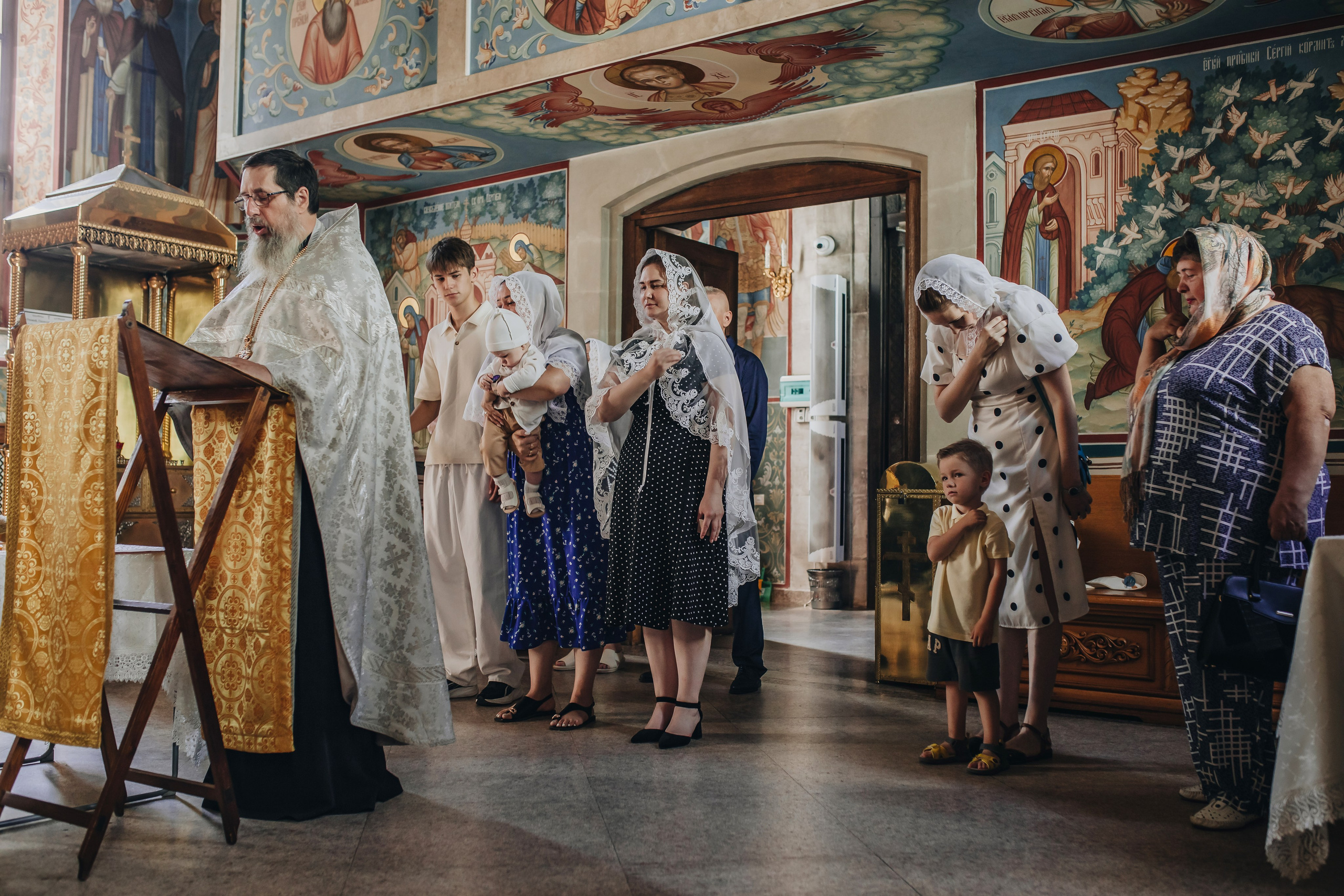 Крещение Ивана в темном храме. Семейный и детский фотограф в Москве Дорогова Екатерина