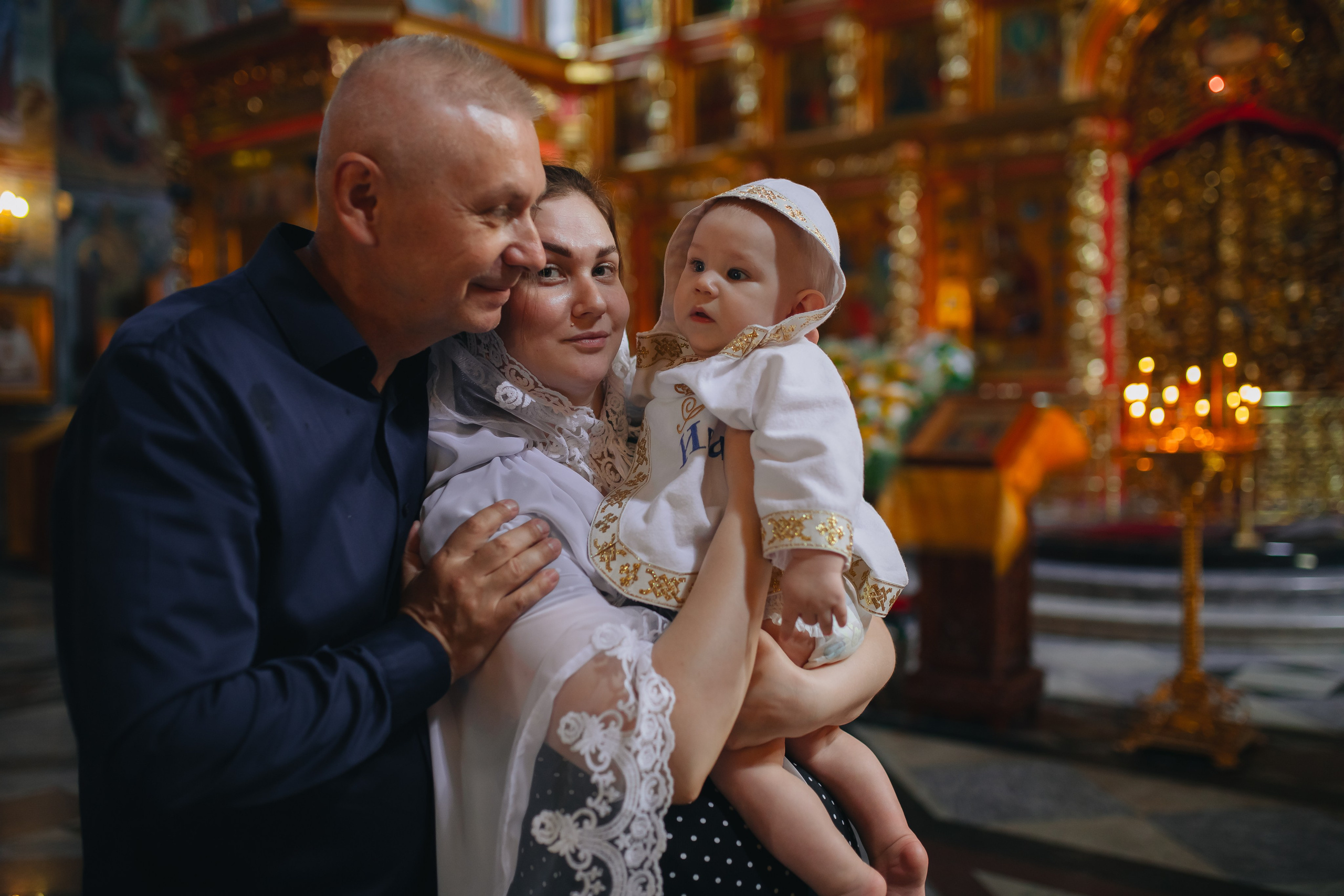 Крещение Ивана в темном храме. Семейный и детский фотограф в Москве Дорогова Екатерина