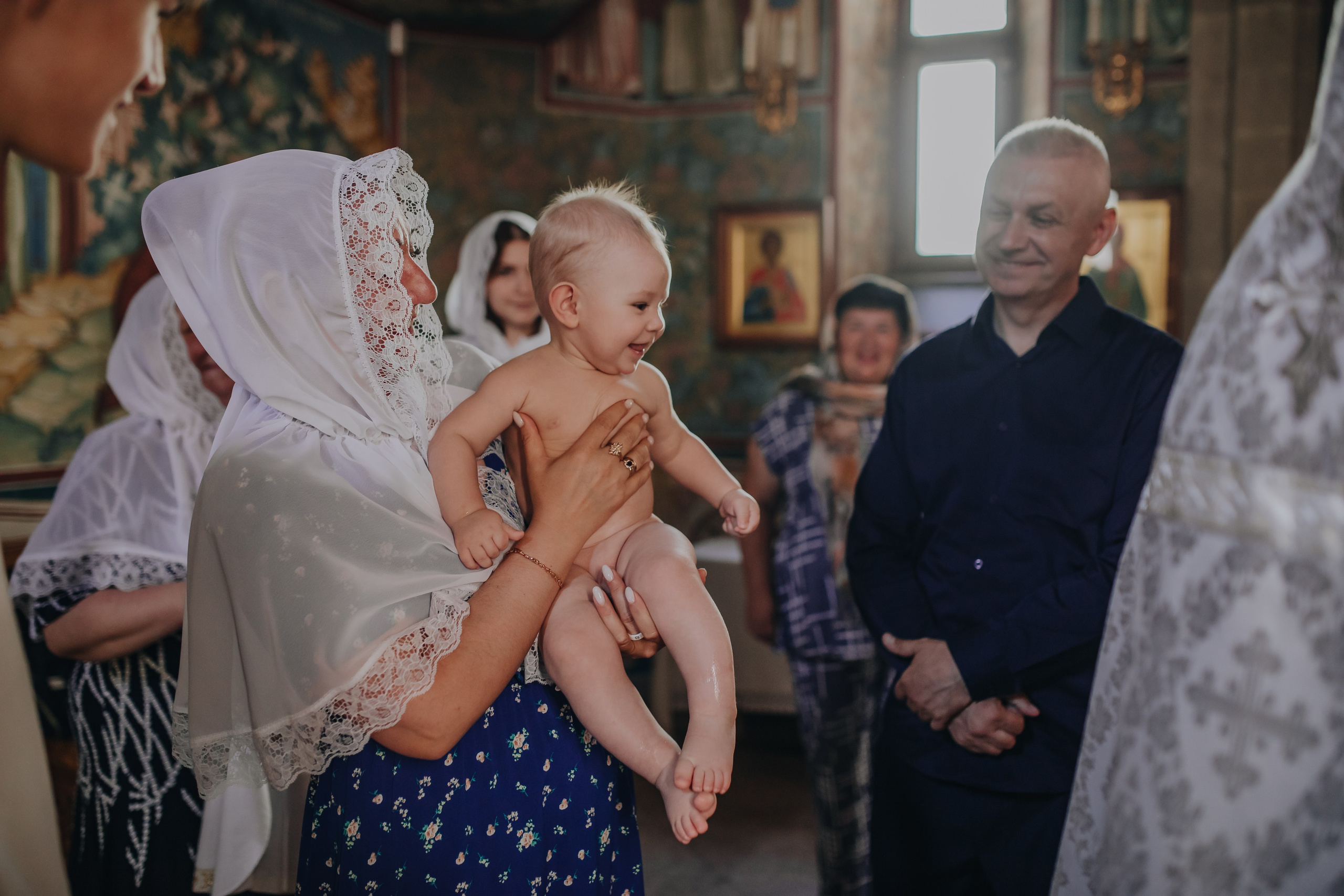 Крещение Ивана в темном храме. Семейный и детский фотограф в Москве Дорогова Екатерина