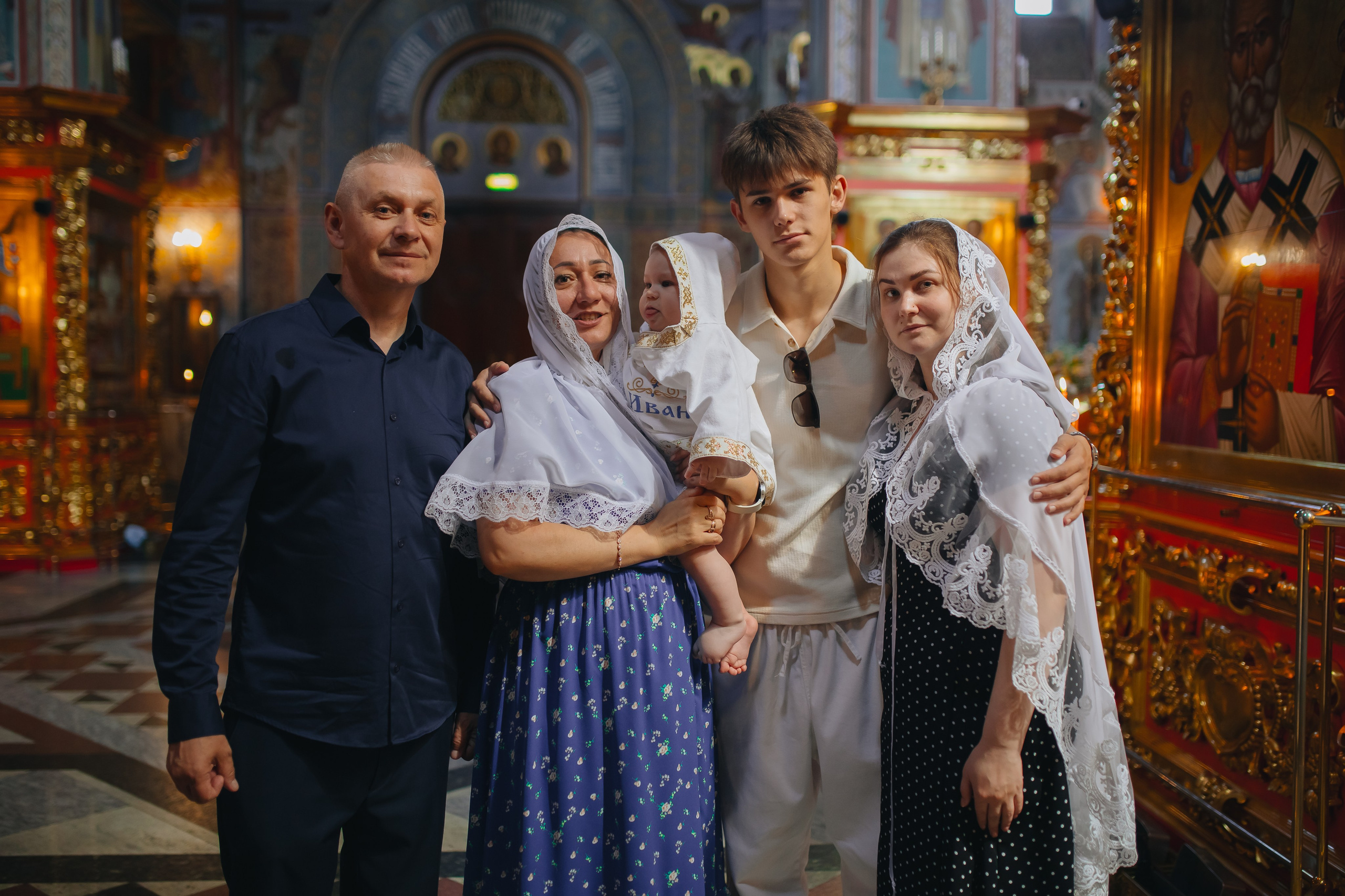 Крещение Ивана в темном храме. Семейный и детский фотограф в Москве Дорогова Екатерина