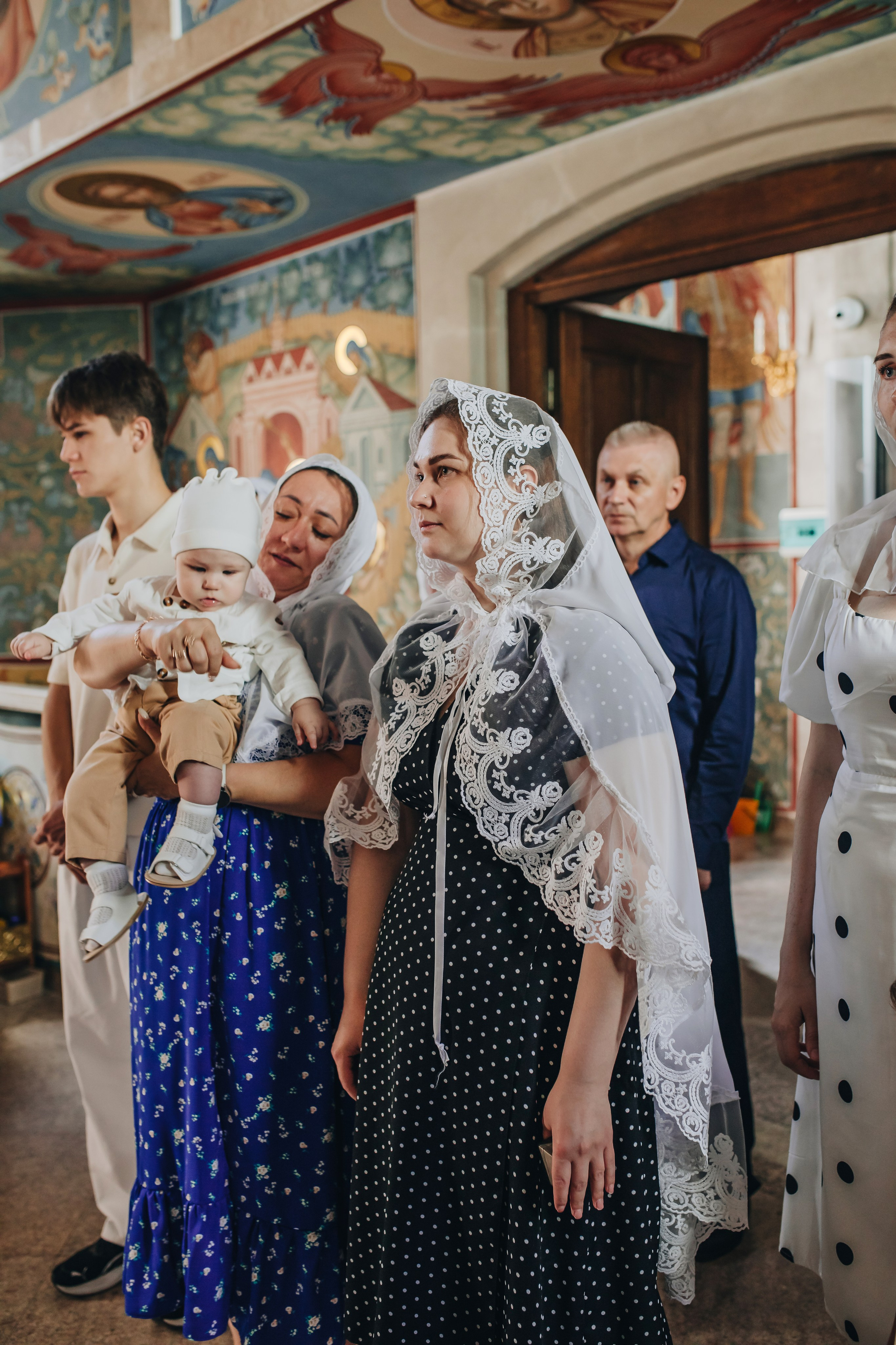 Крещение Ивана в темном храме. Семейный и детский фотограф в Москве Дорогова Екатерина